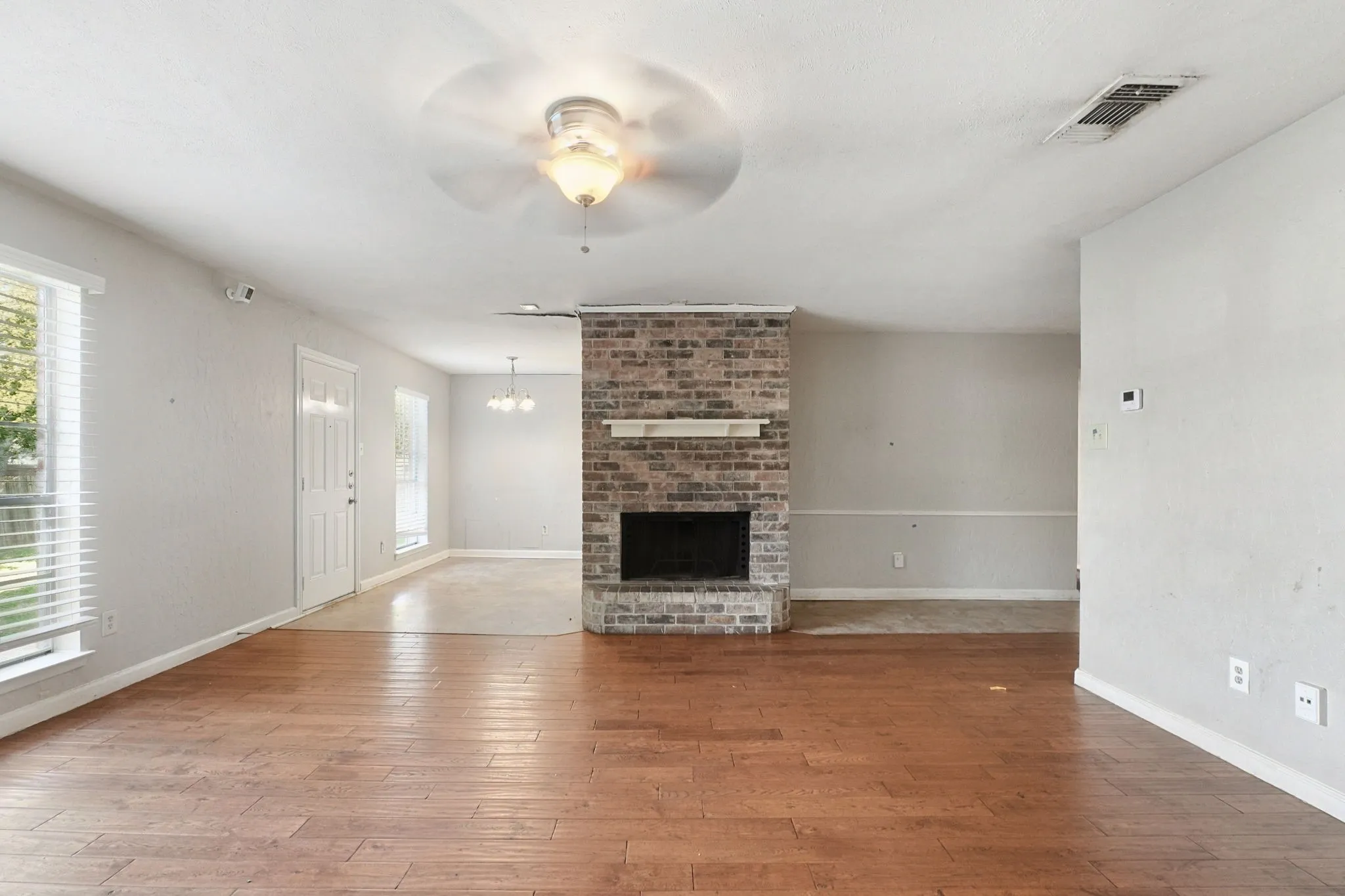 Single Family Residence For Sale in Tarrant County , 4912 Sandalwood Lane, Arlington, Texas 76017, 4 Bedroom, 3 Bathroom, 2 Garage spaces, 1,468 Sqft, built in 1983, mls#21406623, Real Estate Agent in Arlington, Homes For Sale in Tarrant county, Homes For Sale in Arlington, Realtor in Arlington Texas, Real Estate Brokerage Independent Realty Texas, Luminita Cordes Realtor