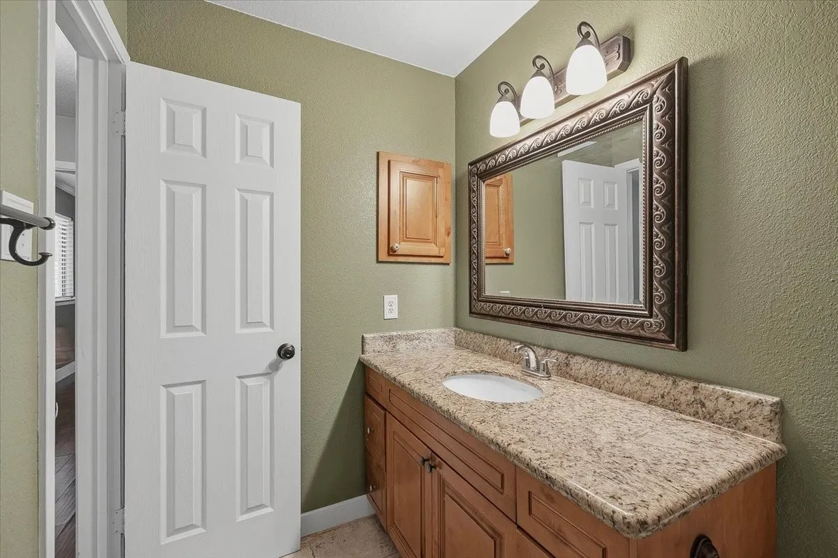 Condominium For Sale in Tarrant County , 5638 Cedar Creek Drive, Benbrook, Texas 76109, 3 Bedroom, 2 Bathroom, Garage spaces, 1,155 Sqft, built in 1984, mls#21408870, Real Estate Agent in Benbrook, Homes For Sale in Tarrant county, Homes For Sale in Benbrook, Realtor in Benbrook Texas, Real Estate Brokerage Independent Realty Texas, Luminita Cordes Realtor