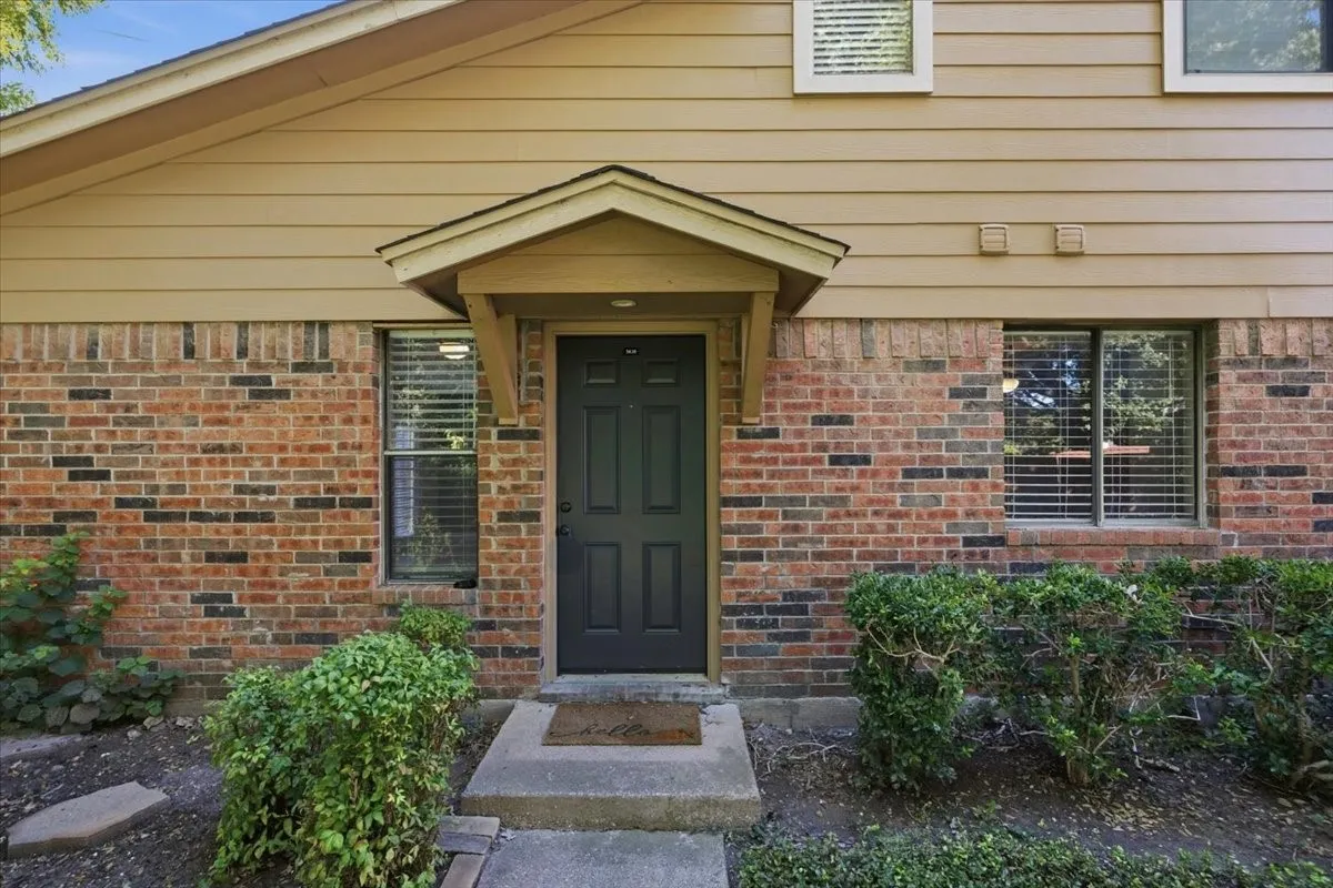 Condominium For Sale in Tarrant County , 5638 Cedar Creek Drive, Benbrook, Texas 76109, 3 Bedroom, 2 Bathroom, Garage spaces, 1,155 Sqft, built in 1984, mls#21408870, Real Estate Agent in Benbrook, Homes For Sale in Tarrant county, Homes For Sale in Benbrook, Realtor in Benbrook Texas, Real Estate Brokerage Independent Realty Texas, Luminita Cordes Realtor