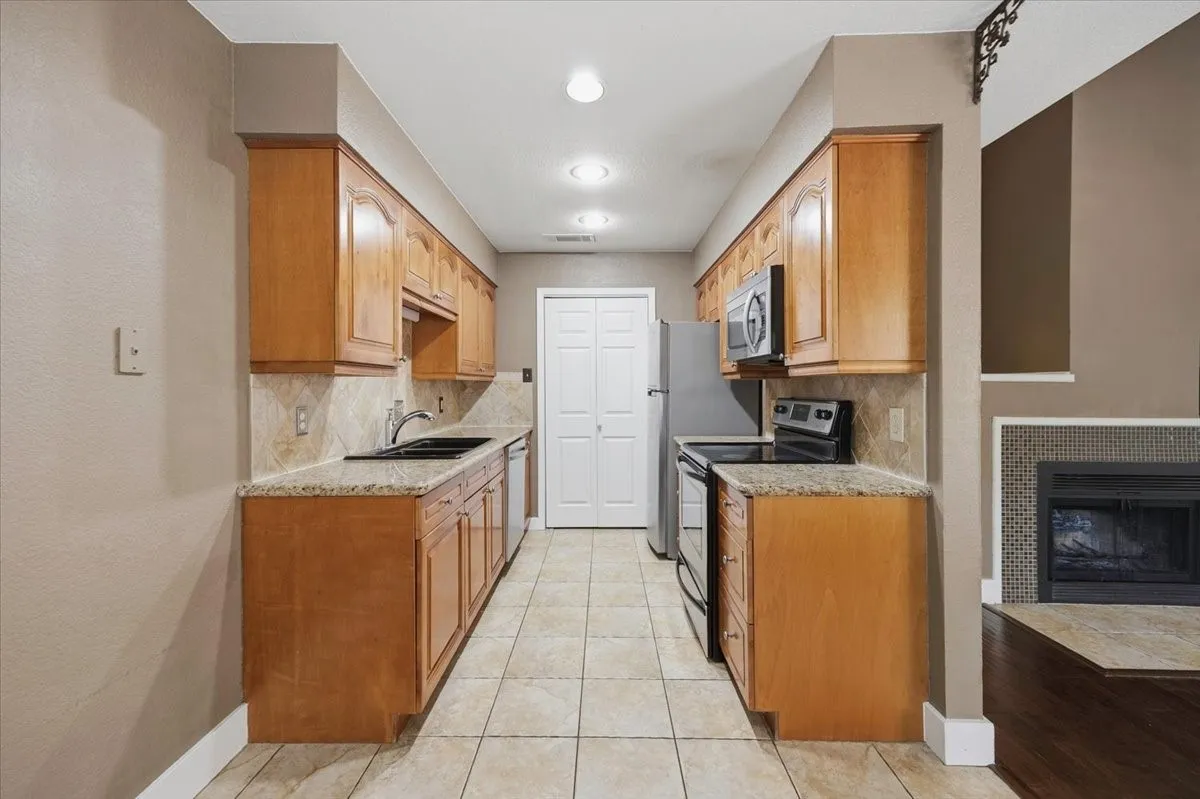 Condominium For Sale in Tarrant County , 5638 Cedar Creek Drive, Benbrook, Texas 76109, 3 Bedroom, 2 Bathroom, Garage spaces, 1,155 Sqft, built in 1984, mls#21408870, Real Estate Agent in Benbrook, Homes For Sale in Tarrant county, Homes For Sale in Benbrook, Realtor in Benbrook Texas, Real Estate Brokerage Independent Realty Texas, Luminita Cordes Realtor