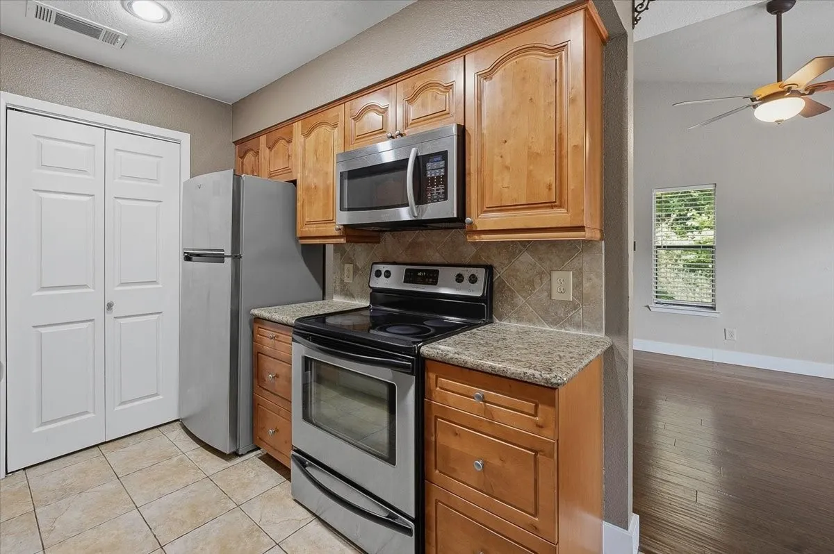 Condominium For Sale in Tarrant County , 5638 Cedar Creek Drive, Benbrook, Texas 76109, 3 Bedroom, 2 Bathroom, Garage spaces, 1,155 Sqft, built in 1984, mls#21408870, Real Estate Agent in Benbrook, Homes For Sale in Tarrant county, Homes For Sale in Benbrook, Realtor in Benbrook Texas, Real Estate Brokerage Independent Realty Texas, Luminita Cordes Realtor