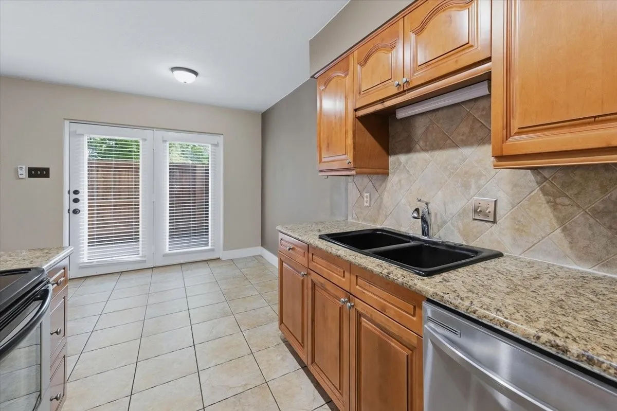 Condominium For Sale in Tarrant County , 5638 Cedar Creek Drive, Benbrook, Texas 76109, 3 Bedroom, 2 Bathroom, Garage spaces, 1,155 Sqft, built in 1984, mls#21408870, Real Estate Agent in Benbrook, Homes For Sale in Tarrant county, Homes For Sale in Benbrook, Realtor in Benbrook Texas, Real Estate Brokerage Independent Realty Texas, Luminita Cordes Realtor
