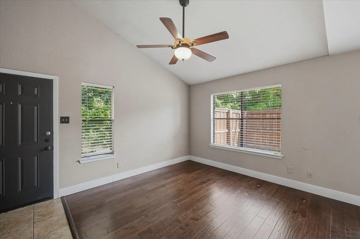 Condominium For Sale in Tarrant County , 5638 Cedar Creek Drive, Benbrook, Texas 76109, 3 Bedroom, 2 Bathroom, Garage spaces, 1,155 Sqft, built in 1984, mls#21408870, Real Estate Agent in Benbrook, Homes For Sale in Tarrant county, Homes For Sale in Benbrook, Realtor in Benbrook Texas, Real Estate Brokerage Independent Realty Texas, Luminita Cordes Realtor