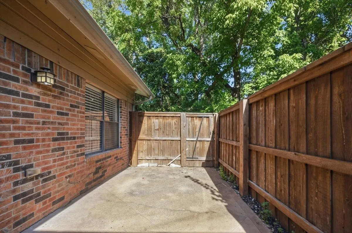 Condominium For Sale in Tarrant County , 5638 Cedar Creek Drive, Benbrook, Texas 76109, 3 Bedroom, 2 Bathroom, Garage spaces, 1,155 Sqft, built in 1984, mls#21408870, Real Estate Agent in Benbrook, Homes For Sale in Tarrant county, Homes For Sale in Benbrook, Realtor in Benbrook Texas, Real Estate Brokerage Independent Realty Texas, Luminita Cordes Realtor