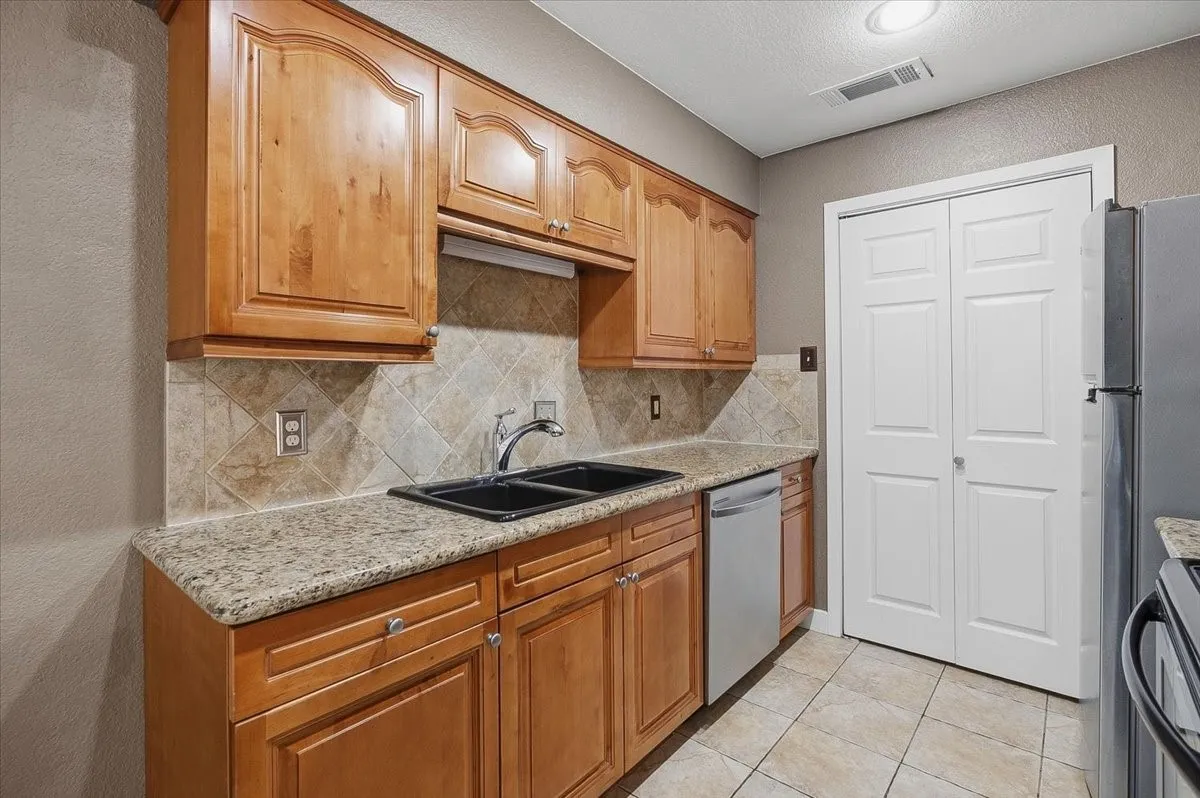 Condominium For Sale in Tarrant County , 5638 Cedar Creek Drive, Benbrook, Texas 76109, 3 Bedroom, 2 Bathroom, Garage spaces, 1,155 Sqft, built in 1984, mls#21408870, Real Estate Agent in Benbrook, Homes For Sale in Tarrant county, Homes For Sale in Benbrook, Realtor in Benbrook Texas, Real Estate Brokerage Independent Realty Texas, Luminita Cordes Realtor