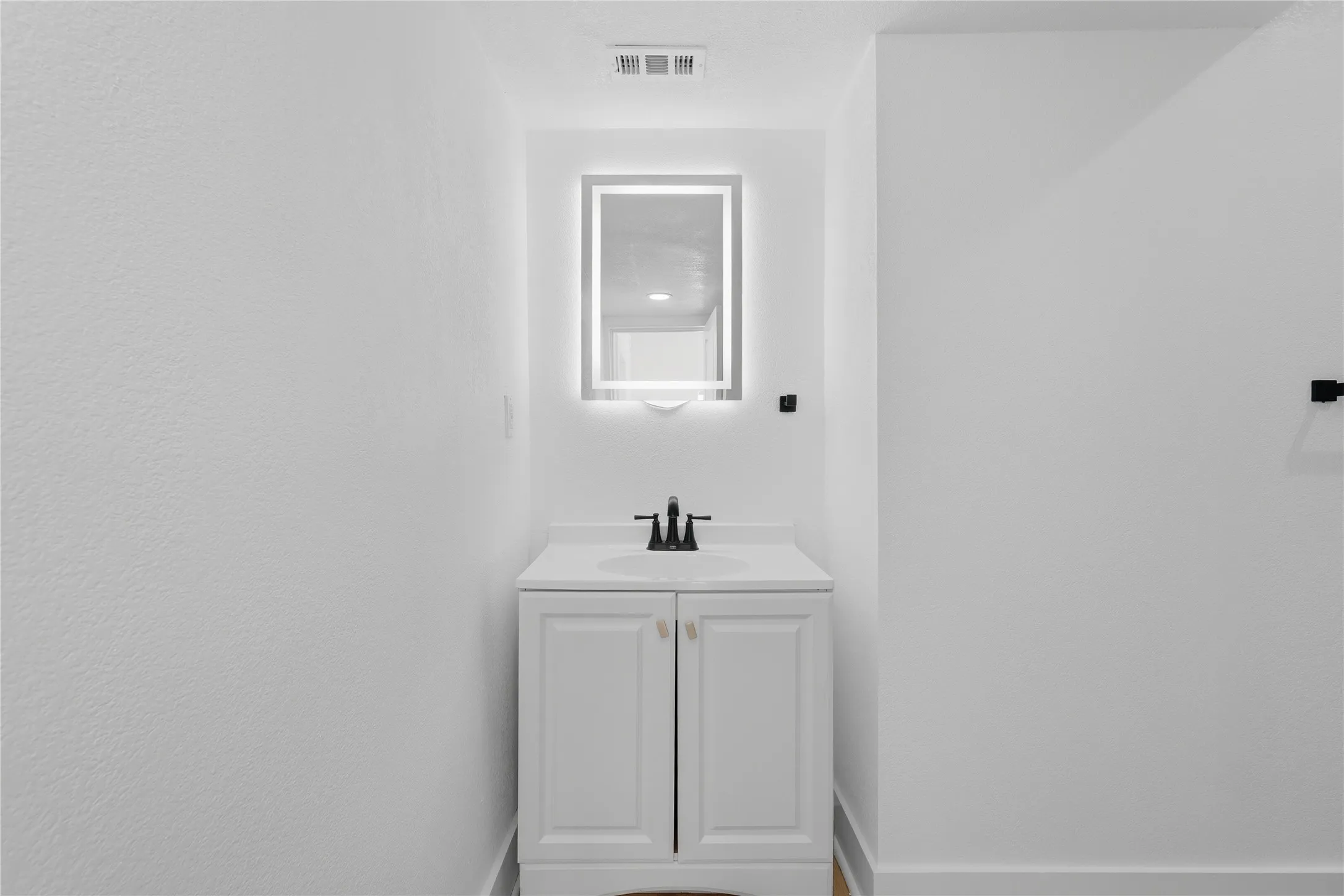 Quadruplex For Rent in Dallas County , 506 N Lancaster Avenue 504A, Dallas, Texas 75203, 1 Bedroom, 1 Bathroom, Garage spaces, 633 Sqft, built in 1945, mls#21409737, Real Estate Agent in Dallas, Homes For Rent in Dallas county, Homes For Rent in Dallas, Realtor in Dallas Texas, Real Estate Brokerage Independent Realty Texas, Luminita Cordes Realtor