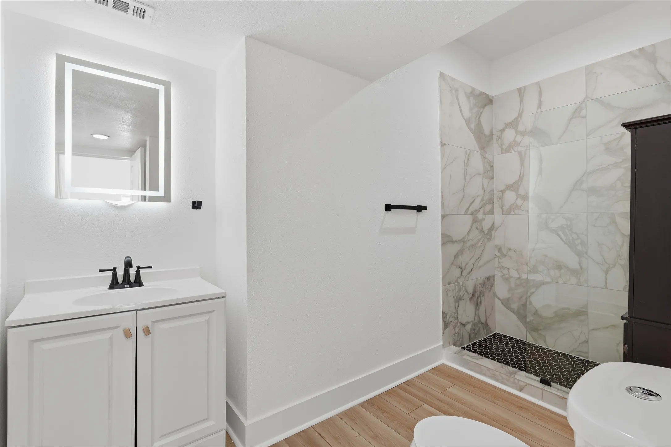 Quadruplex For Rent in Dallas County , 506 N Lancaster Avenue 504A, Dallas, Texas 75203, 1 Bedroom, 1 Bathroom, Garage spaces, 633 Sqft, built in 1945, mls#21409737, Real Estate Agent in Dallas, Homes For Rent in Dallas county, Homes For Rent in Dallas, Realtor in Dallas Texas, Real Estate Brokerage Independent Realty Texas, Luminita Cordes Realtor