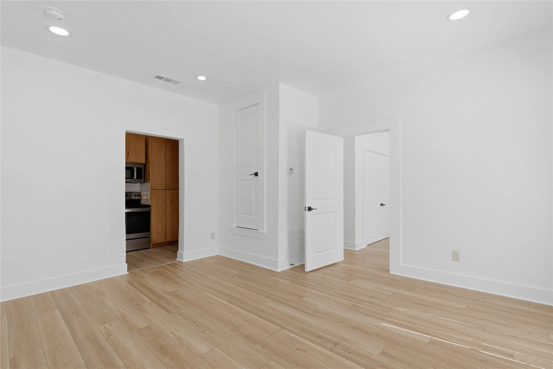 Quadruplex For Rent in Dallas County , 506 N Lancaster Avenue 504A, Dallas, Texas 75203, 1 Bedroom, 1 Bathroom, Garage spaces, 633 Sqft, built in 1945, mls#21409737, Real Estate Agent in Dallas, Homes For Rent in Dallas county, Homes For Rent in Dallas, Realtor in Dallas Texas, Real Estate Brokerage Independent Realty Texas, Luminita Cordes Realtor