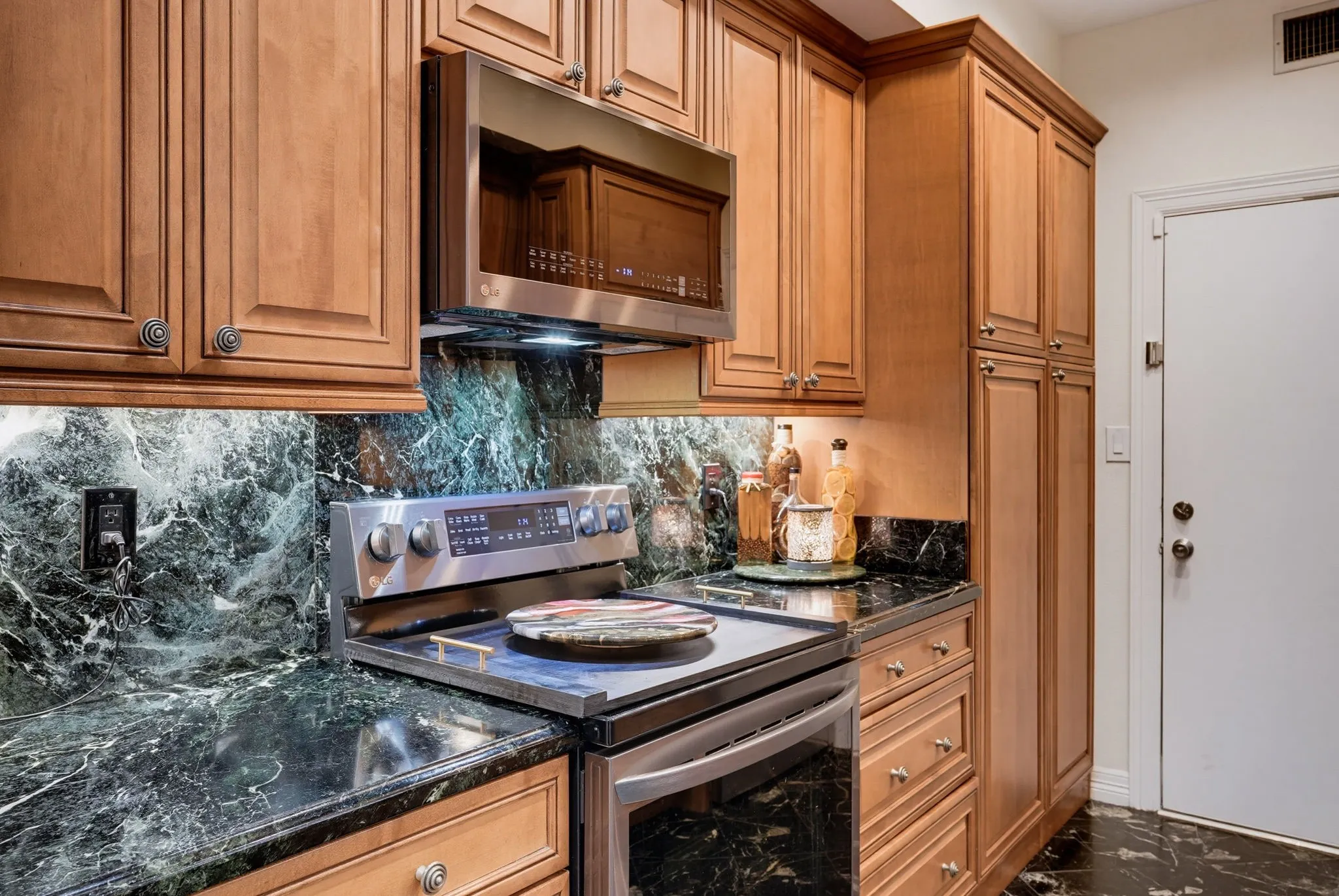 Condominium For Sale in Dallas County , 3416 Douglas Avenue, Dallas, Texas 75219, 2 Bedroom, 3 Bathroom, 1 Garage spaces, 1,657 Sqft, built in 1981, mls#21398310, Real Estate Agent in Dallas, Homes For Sale in Dallas county, Homes For Sale in Dallas, Realtor in Dallas Texas, Real Estate Brokerage Independent Realty Texas, Luminita Cordes Realtor