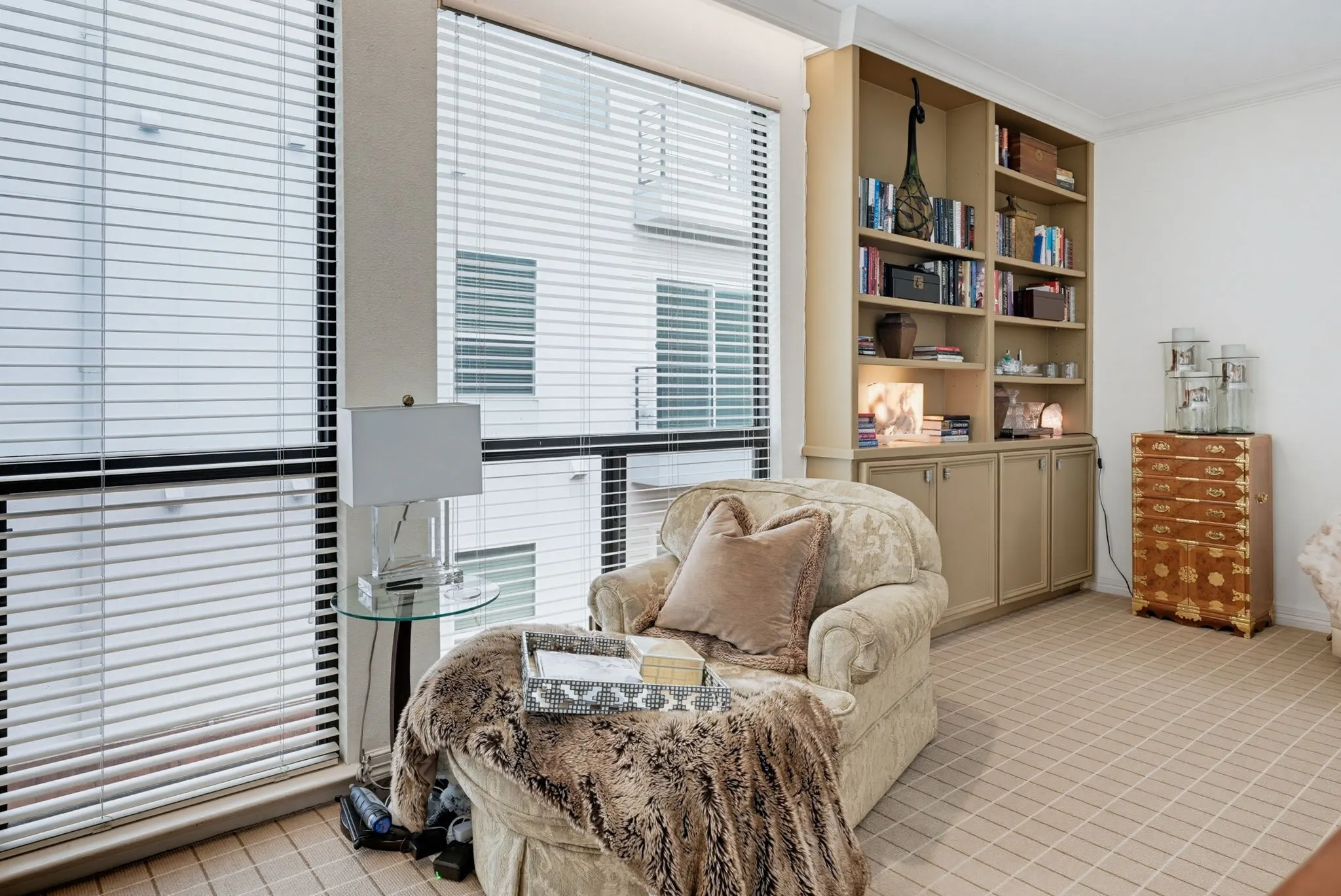 Condominium For Sale in Dallas County , 3416 Douglas Avenue, Dallas, Texas 75219, 2 Bedroom, 3 Bathroom, 1 Garage spaces, 1,657 Sqft, built in 1981, mls#21398310, Real Estate Agent in Dallas, Homes For Sale in Dallas county, Homes For Sale in Dallas, Realtor in Dallas Texas, Real Estate Brokerage Independent Realty Texas, Luminita Cordes Realtor