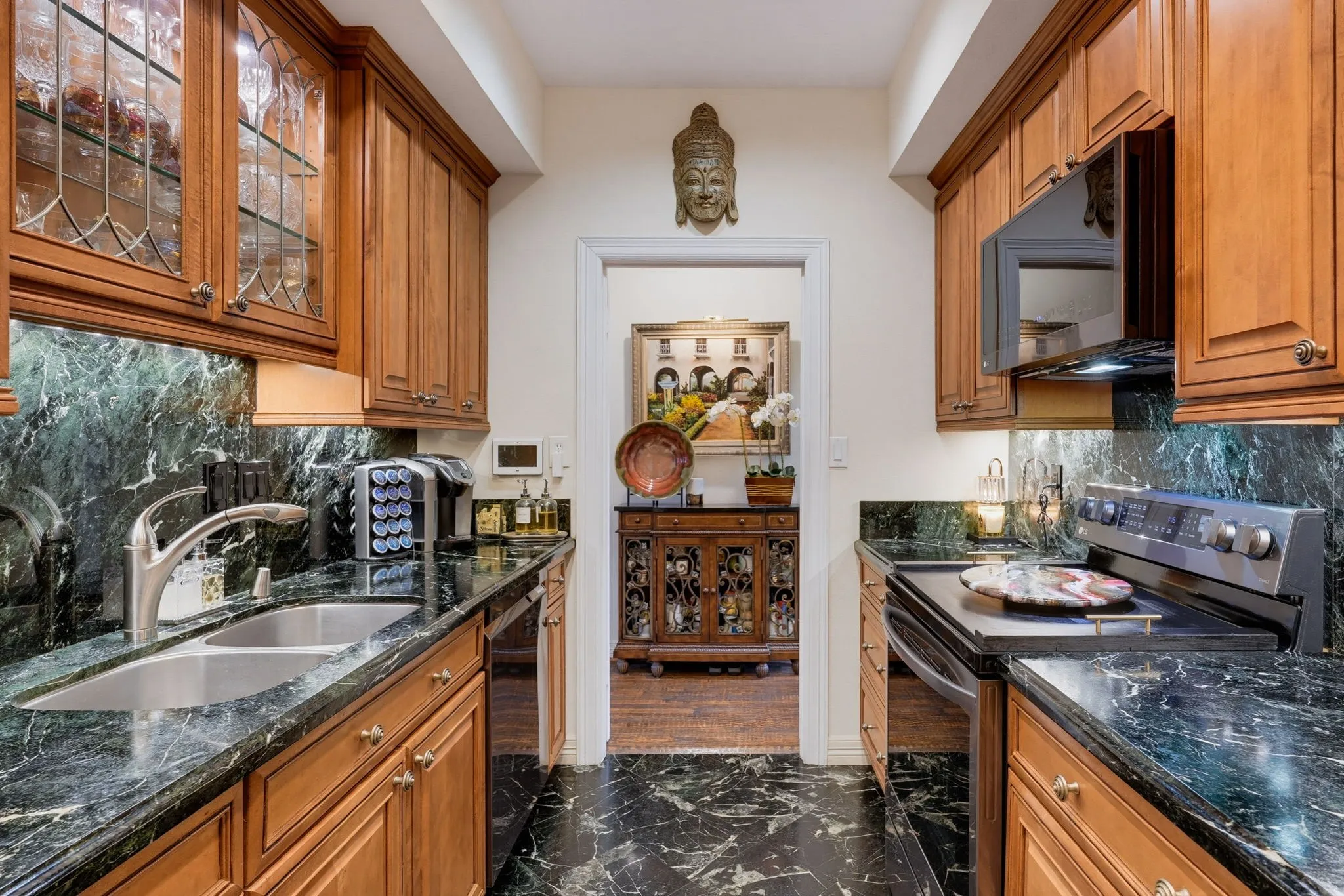 Condominium For Sale in Dallas County , 3416 Douglas Avenue, Dallas, Texas 75219, 2 Bedroom, 3 Bathroom, 1 Garage spaces, 1,657 Sqft, built in 1981, mls#21398310, Real Estate Agent in Dallas, Homes For Sale in Dallas county, Homes For Sale in Dallas, Realtor in Dallas Texas, Real Estate Brokerage Independent Realty Texas, Luminita Cordes Realtor
