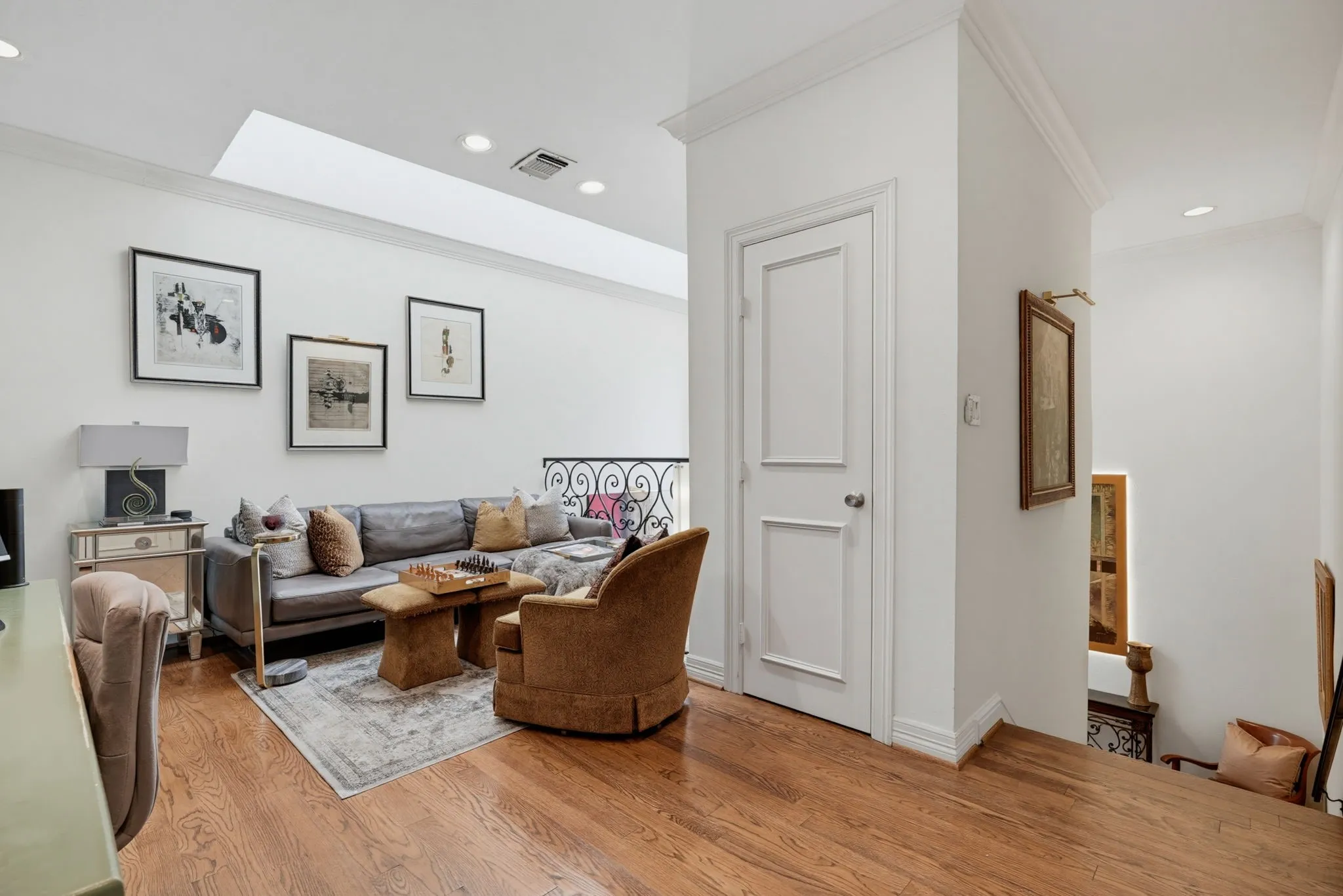 Condominium For Sale in Dallas County , 3416 Douglas Avenue, Dallas, Texas 75219, 2 Bedroom, 3 Bathroom, 1 Garage spaces, 1,657 Sqft, built in 1981, mls#21398310, Real Estate Agent in Dallas, Homes For Sale in Dallas county, Homes For Sale in Dallas, Realtor in Dallas Texas, Real Estate Brokerage Independent Realty Texas, Luminita Cordes Realtor