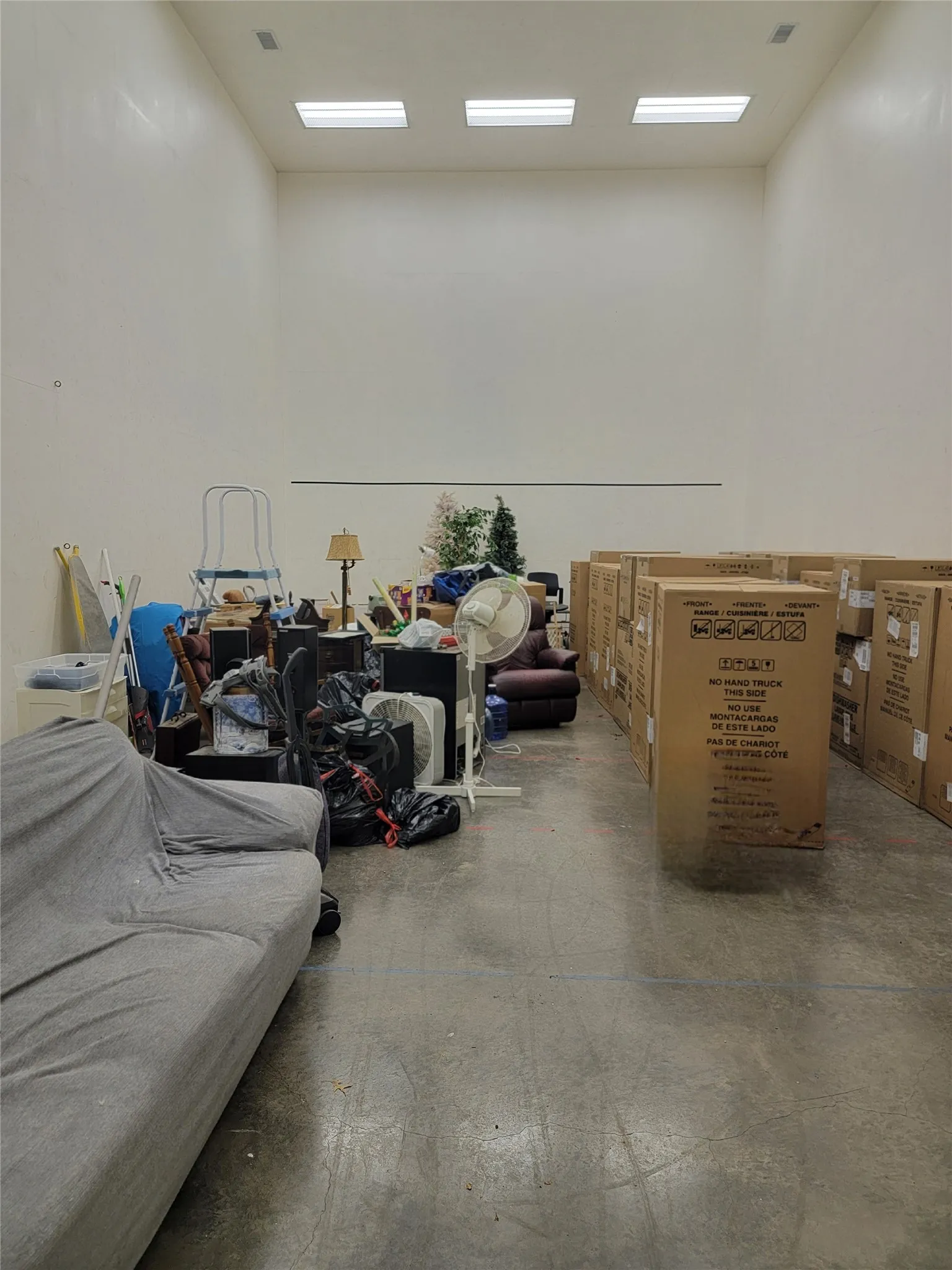 Racquet ball court