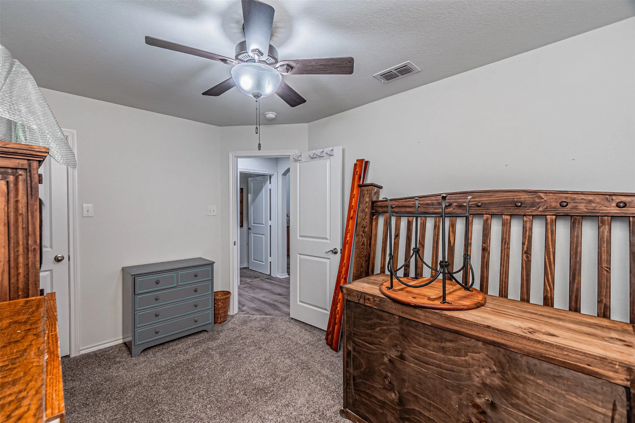 Neutral wall tones with a ceiling fan