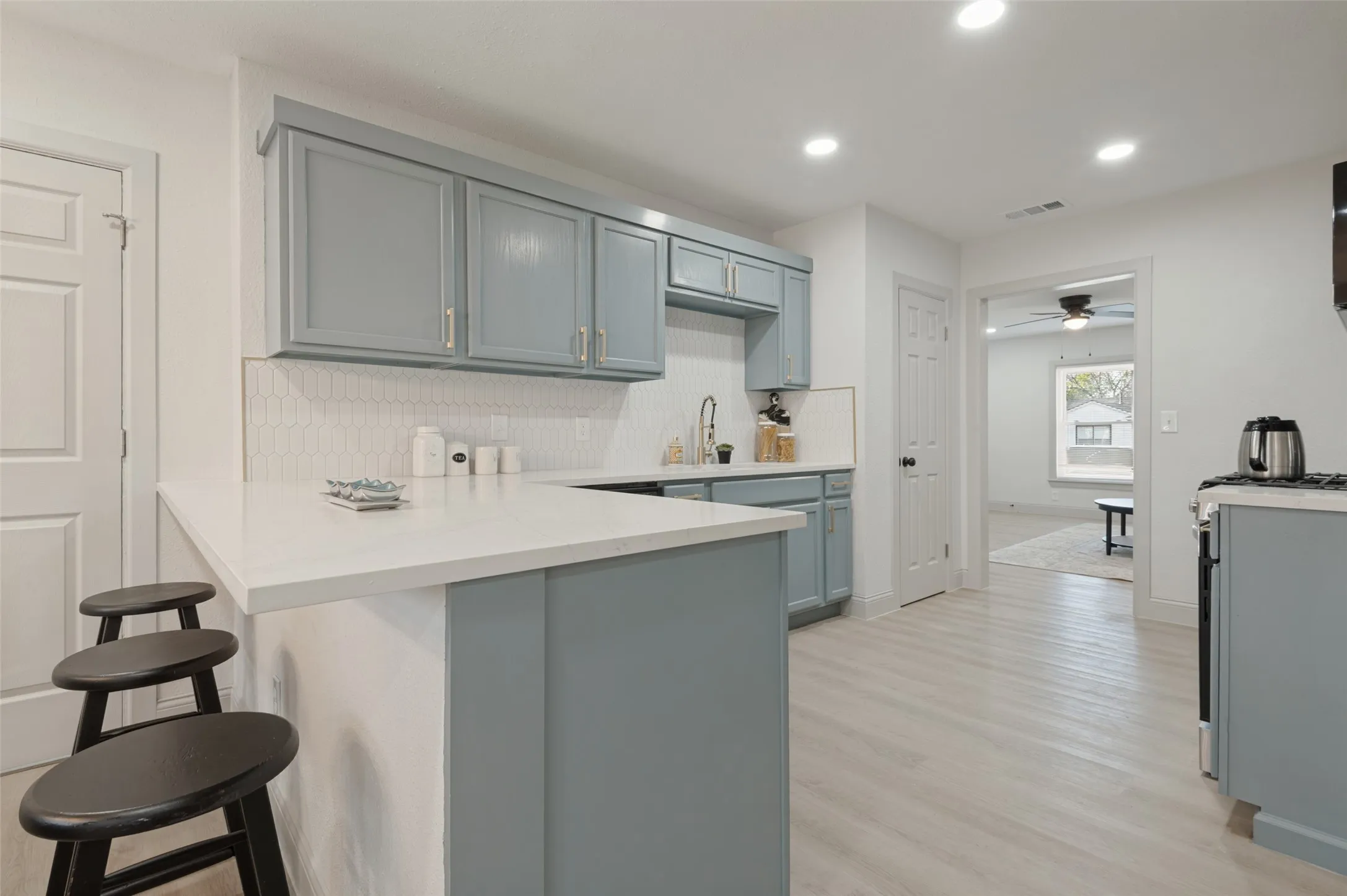 Single Family Residence For Sale in Tarrant County , 7444 Willis Avenue, Fort Worth, Texas 76116, 3 Bedroom, 2 Bathroom, Garage spaces, 1,385 Sqft, built in 1949, mls#21409600, Real Estate Agent in Fort Worth, Homes For Sale in Tarrant county, Homes For Sale in Fort Worth, Realtor in Fort Worth Texas, Real Estate Brokerage Independent Realty Texas, Luminita Cordes Realtor