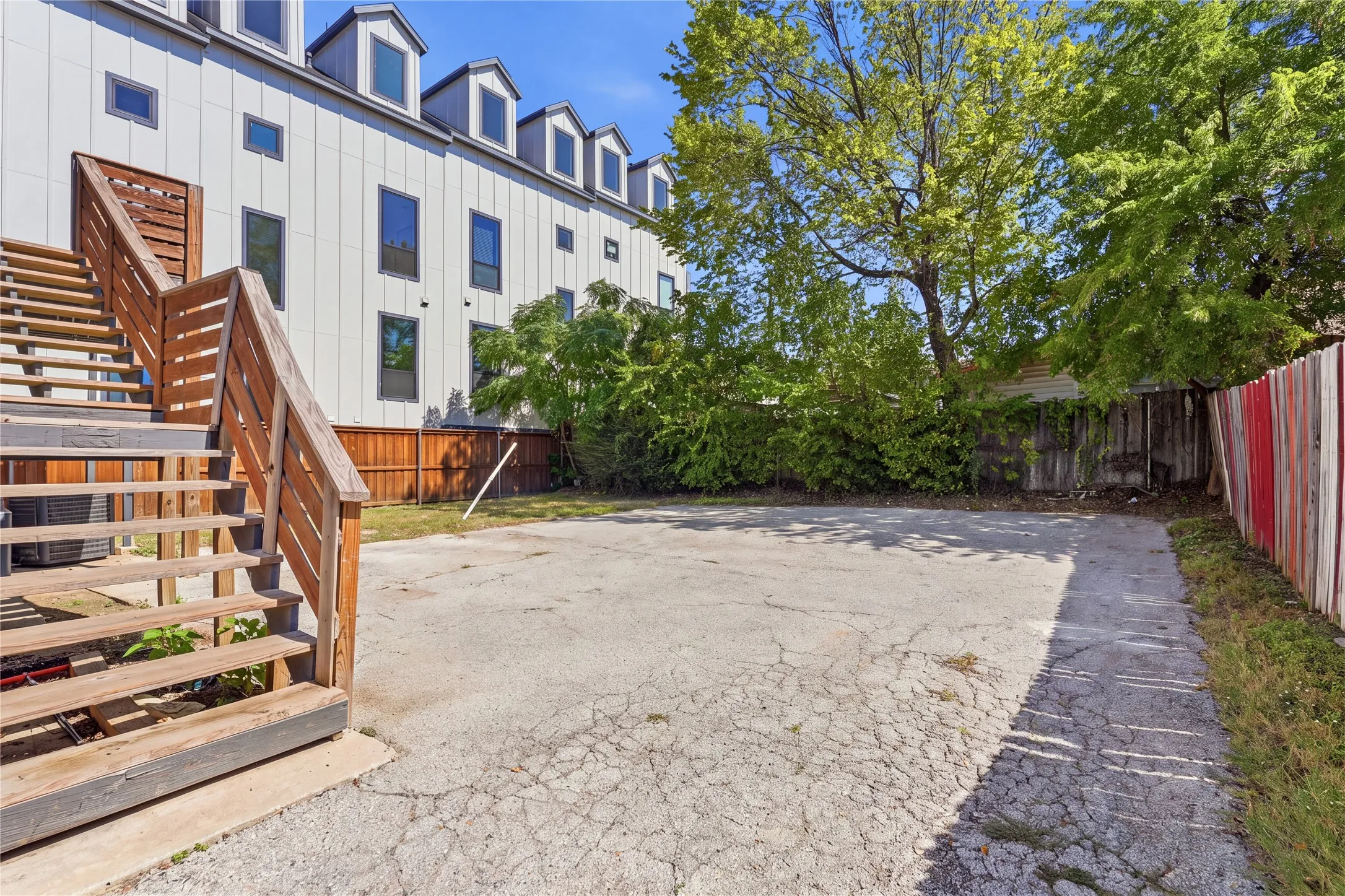 Quadruplex For Rent in Dallas County , 506 N Lancaster Avenue 506A, Dallas, Texas 75203, 1 Bedroom, 1 Bathroom, Garage spaces, 798 Sqft, built in 1945, mls#21409780, Real Estate Agent in Dallas, Homes For Rent in Dallas county, Homes For Rent in Dallas, Realtor in Dallas Texas, Real Estate Brokerage Independent Realty Texas, Luminita Cordes Realtor
