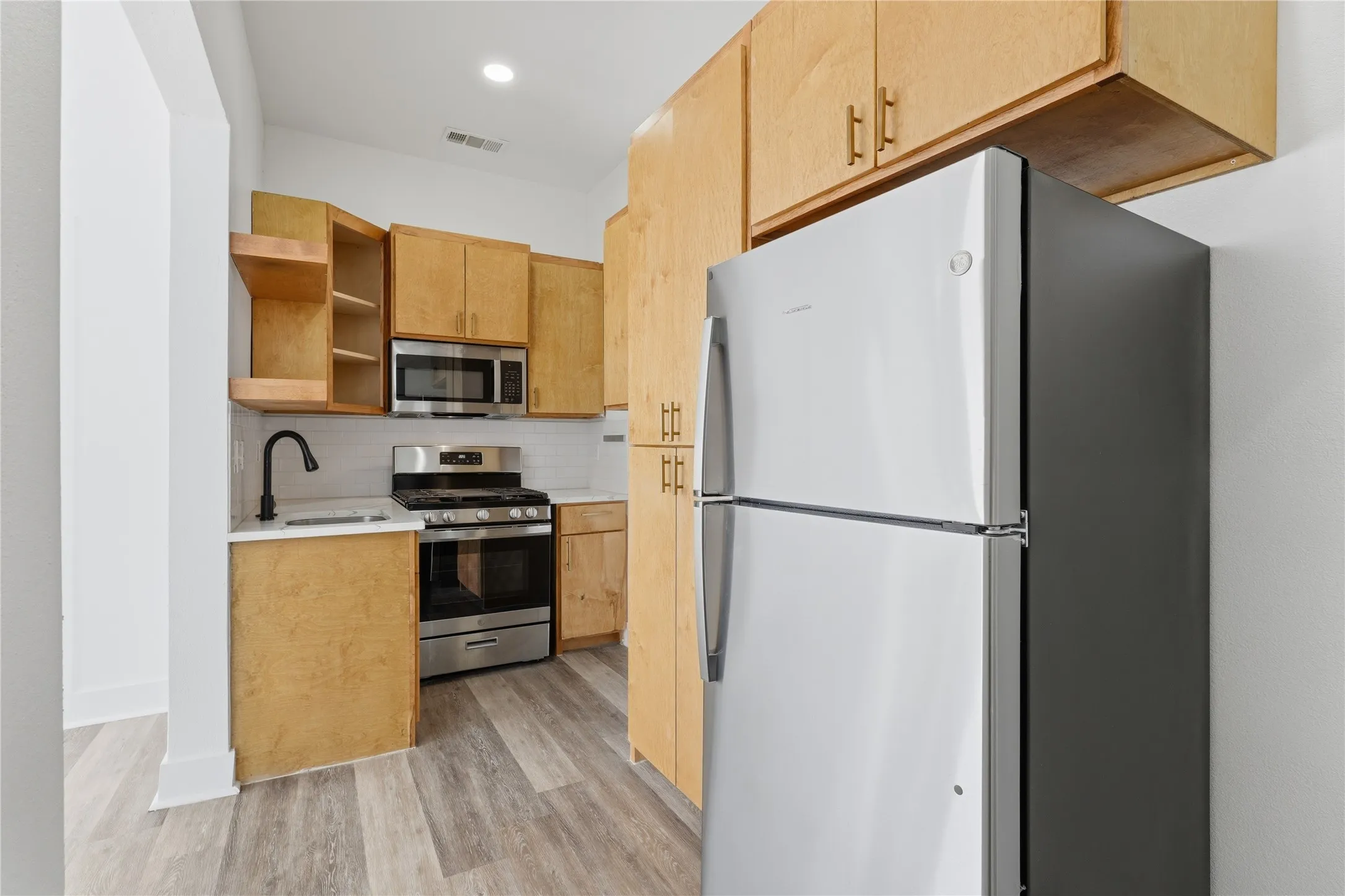 Quadruplex For Rent in Dallas County , 506 N Lancaster Avenue 506A, Dallas, Texas 75203, 1 Bedroom, 1 Bathroom, Garage spaces, 798 Sqft, built in 1945, mls#21409780, Real Estate Agent in Dallas, Homes For Rent in Dallas county, Homes For Rent in Dallas, Realtor in Dallas Texas, Real Estate Brokerage Independent Realty Texas, Luminita Cordes Realtor