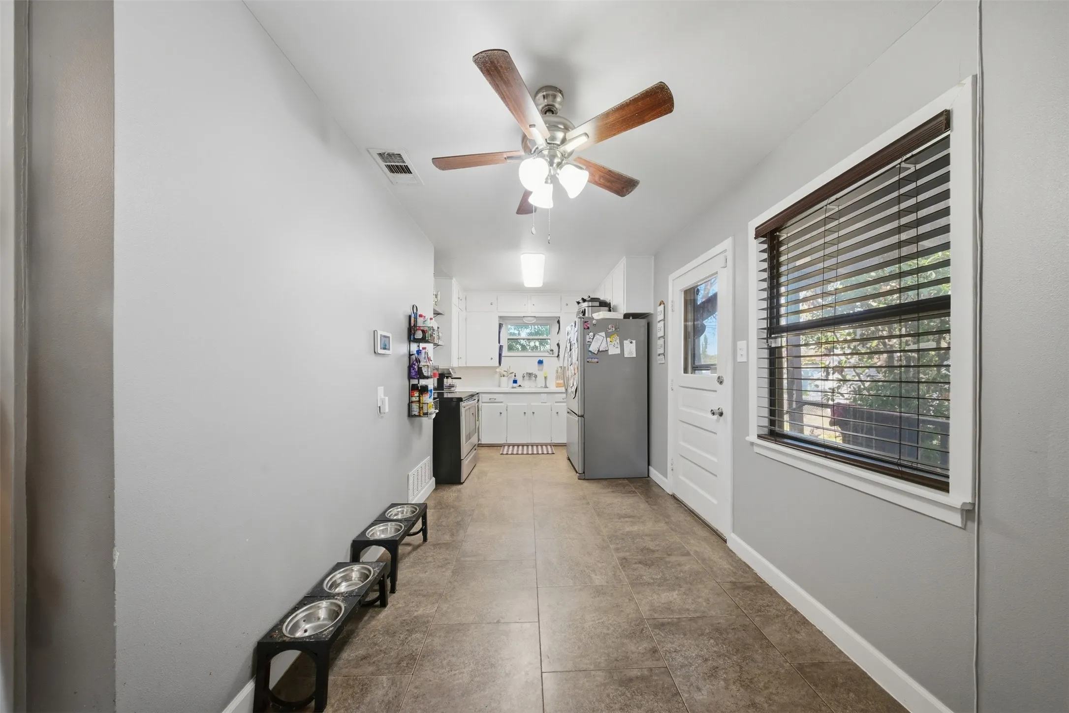 Single Family Residence For Sale in Tarrant County , 5228 Frazier Avenue, Fort Worth, Texas 76115, 3 Bedroom, 1 Bathroom, Garage spaces, 995 Sqft, built in 1955, mls#21409409, Real Estate Agent in Fort Worth, Homes For Sale in Tarrant county, Homes For Sale in Fort Worth, Realtor in Fort Worth Texas, Real Estate Brokerage Independent Realty Texas, Luminita Cordes Realtor
