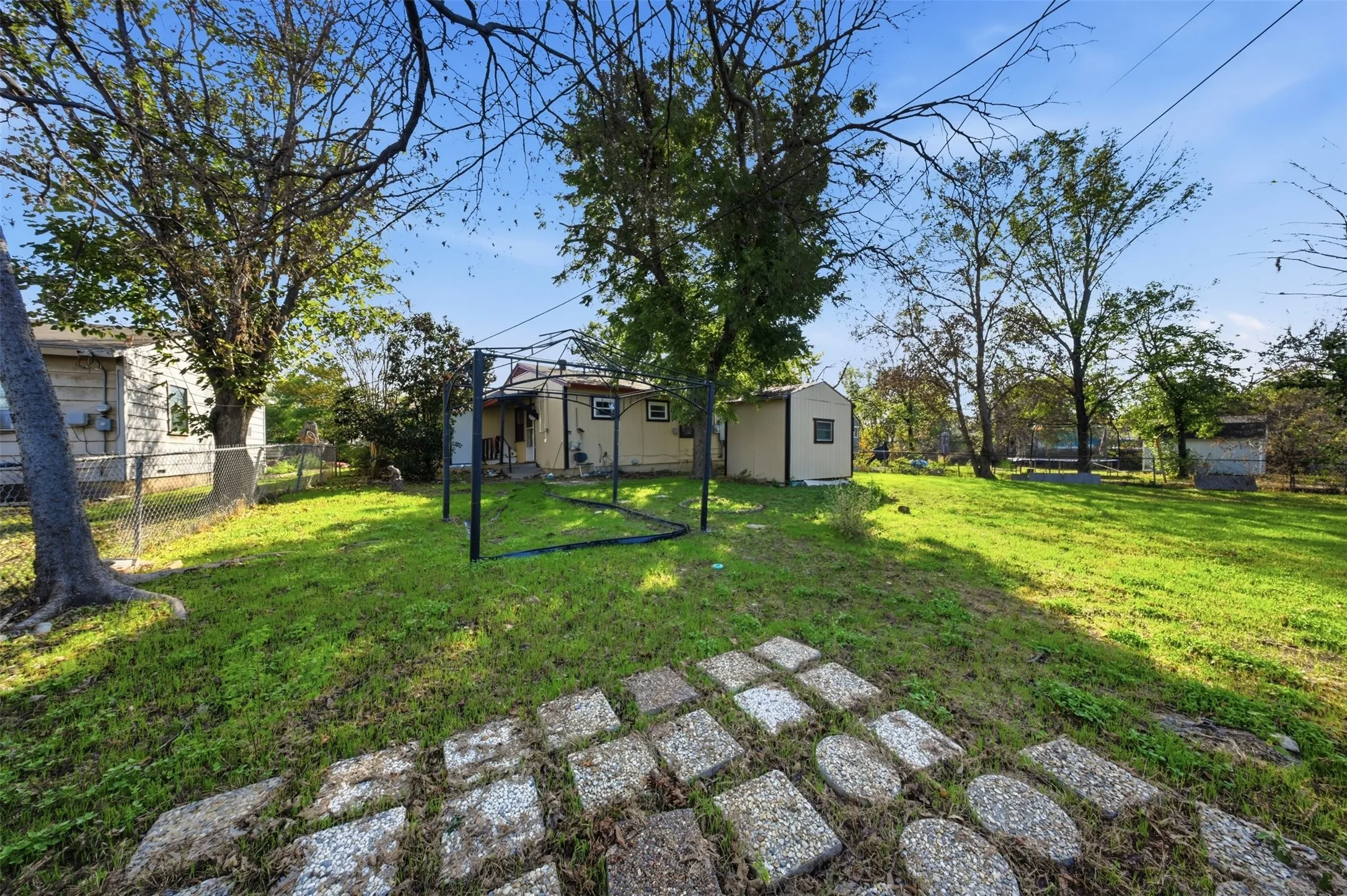Single Family Residence For Sale in Tarrant County , 5228 Frazier Avenue, Fort Worth, Texas 76115, 3 Bedroom, 1 Bathroom, Garage spaces, 995 Sqft, built in 1955, mls#21409409, Real Estate Agent in Fort Worth, Homes For Sale in Tarrant county, Homes For Sale in Fort Worth, Realtor in Fort Worth Texas, Real Estate Brokerage Independent Realty Texas, Luminita Cordes Realtor
