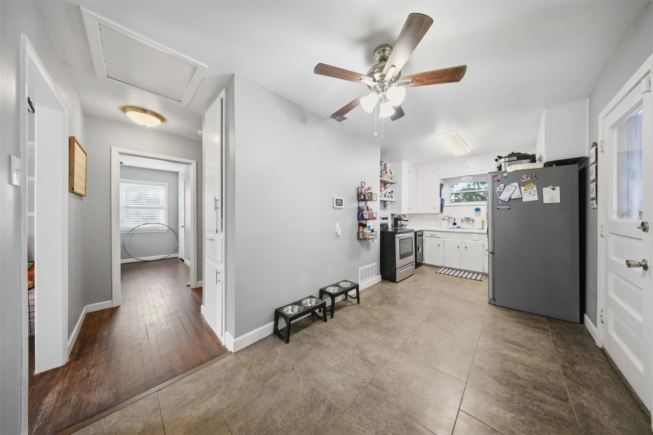 Single Family Residence For Sale in Tarrant County , 5228 Frazier Avenue, Fort Worth, Texas 76115, 3 Bedroom, 1 Bathroom, Garage spaces, 995 Sqft, built in 1955, mls#21409409, Real Estate Agent in Fort Worth, Homes For Sale in Tarrant county, Homes For Sale in Fort Worth, Realtor in Fort Worth Texas, Real Estate Brokerage Independent Realty Texas, Luminita Cordes Realtor