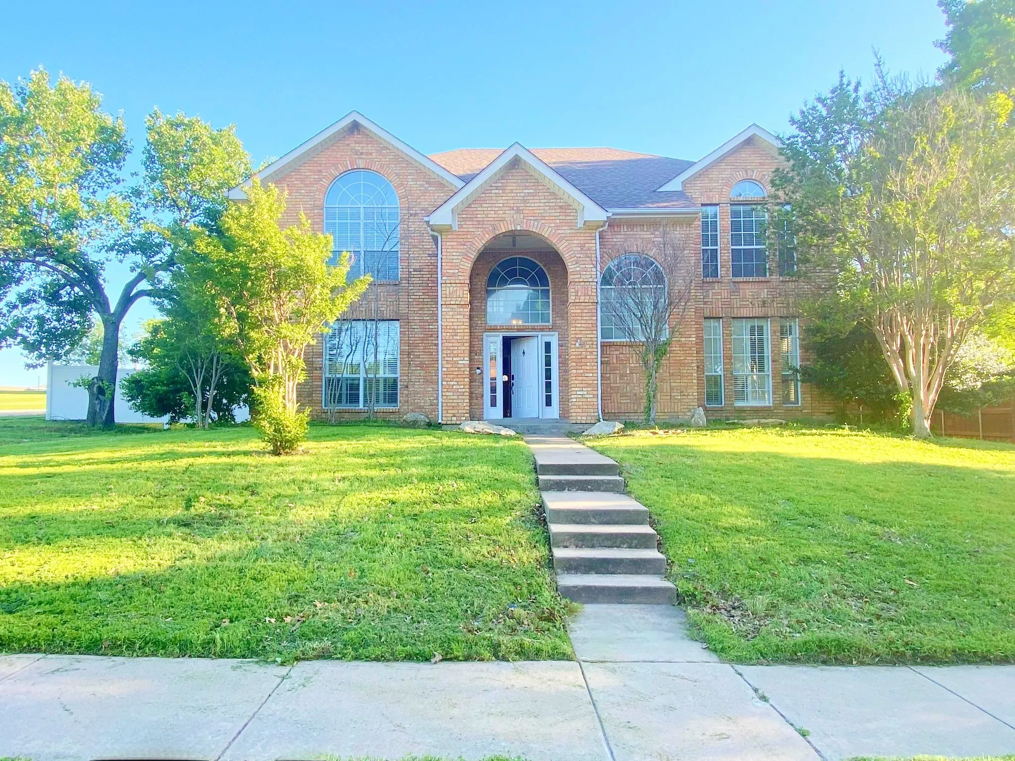 View of front of property featuring a front yard