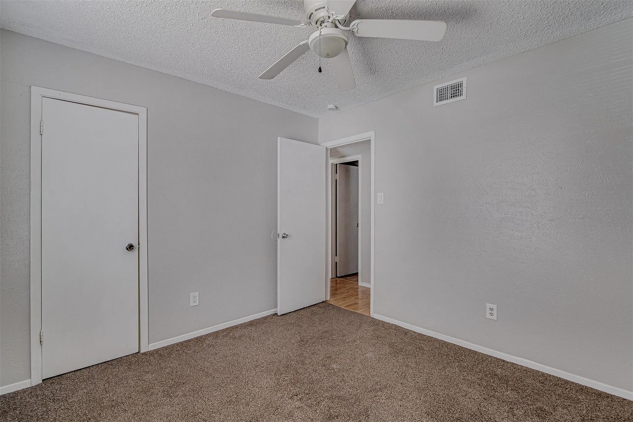 Single Family Residence For Rent in Johnson County , 833 Springhill Drive, Burleson, Texas 76028, 3 Bedroom, 2 Bathroom, Garage spaces, 1,362 Sqft, built in 1980, mls#21409744, Real Estate Agent in Burleson, Homes For Rent in Johnson county, Homes For Rent in Burleson, Realtor in Burleson Texas, Real Estate Brokerage Independent Realty Texas, Luminita Cordes Realtor