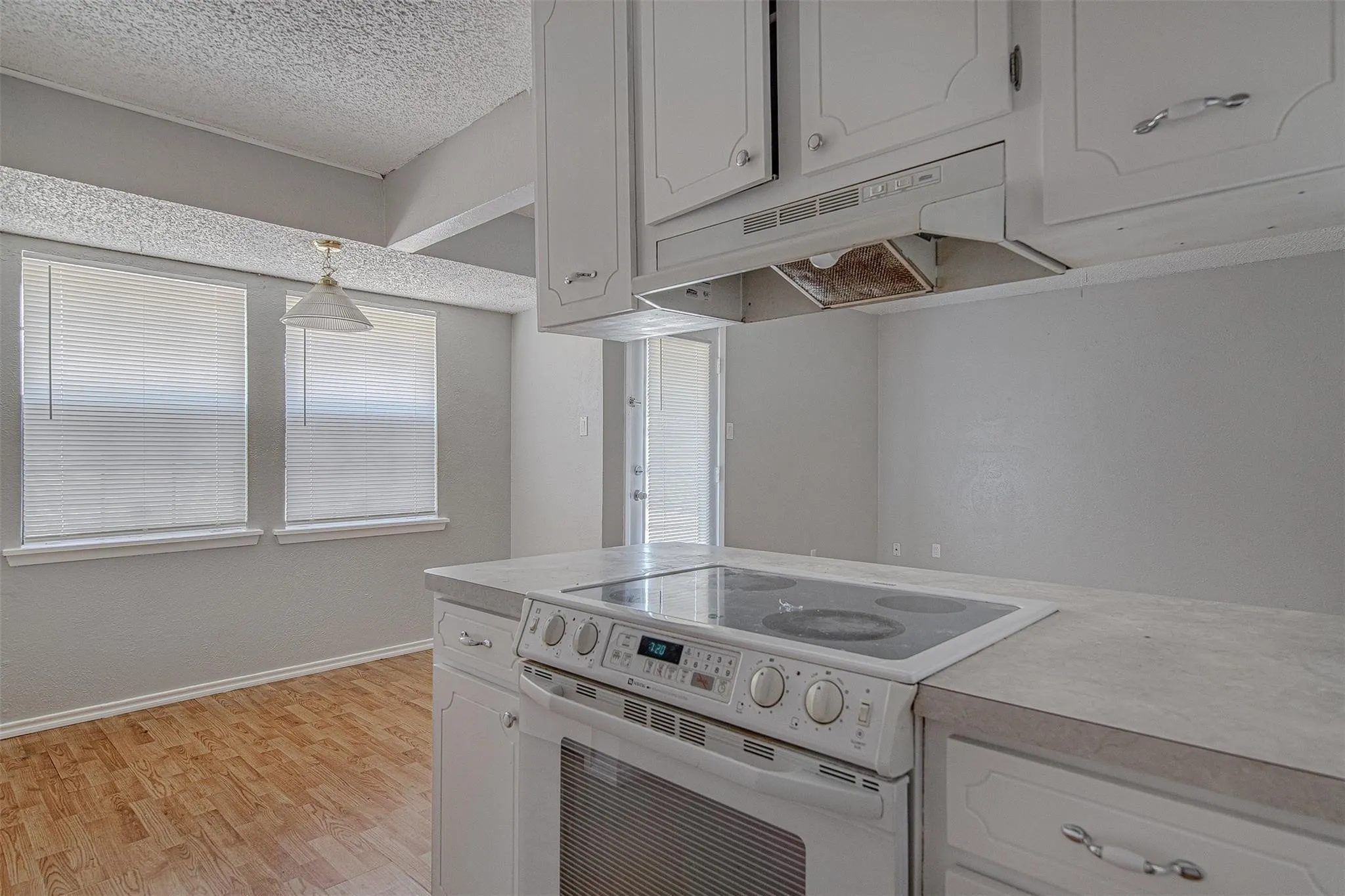 Single Family Residence For Rent in Johnson County , 833 Springhill Drive, Burleson, Texas 76028, 3 Bedroom, 2 Bathroom, Garage spaces, 1,362 Sqft, built in 1980, mls#21409744, Real Estate Agent in Burleson, Homes For Rent in Johnson county, Homes For Rent in Burleson, Realtor in Burleson Texas, Real Estate Brokerage Independent Realty Texas, Luminita Cordes Realtor