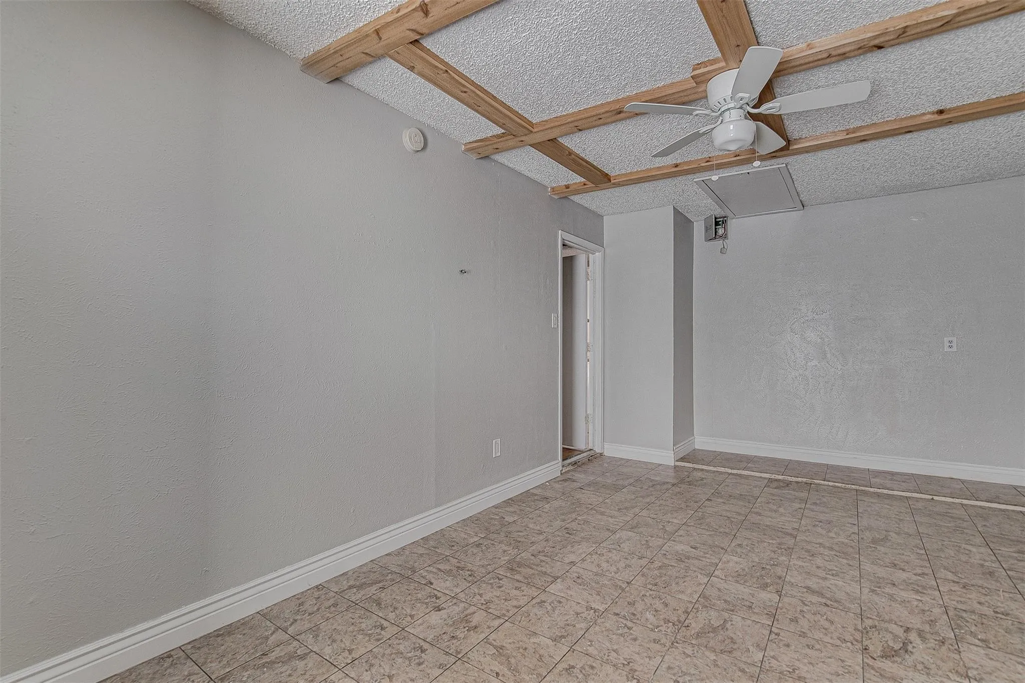 Single Family Residence For Rent in Johnson County , 833 Springhill Drive, Burleson, Texas 76028, 3 Bedroom, 2 Bathroom, Garage spaces, 1,362 Sqft, built in 1980, mls#21409744, Real Estate Agent in Burleson, Homes For Rent in Johnson county, Homes For Rent in Burleson, Realtor in Burleson Texas, Real Estate Brokerage Independent Realty Texas, Luminita Cordes Realtor