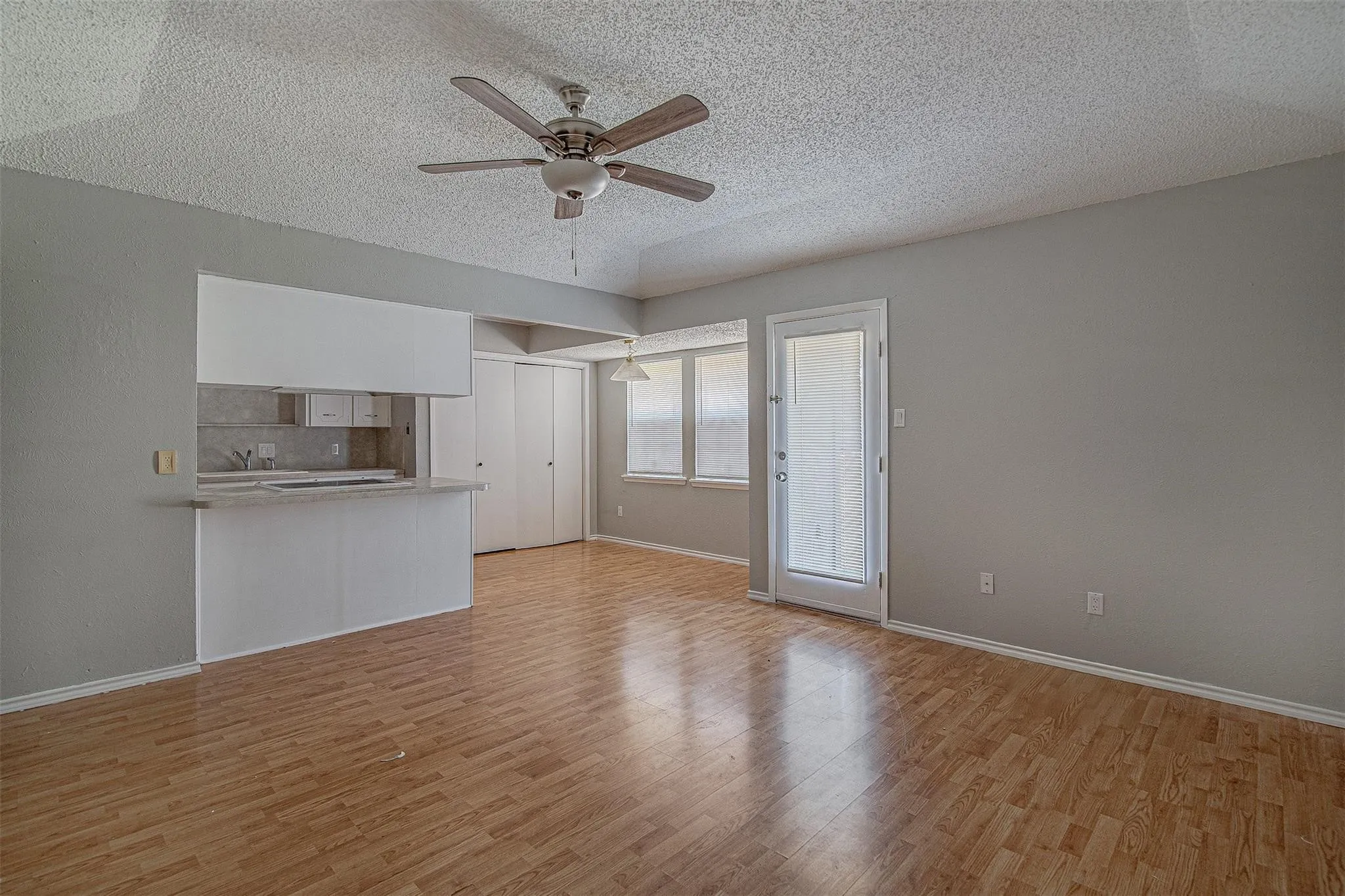 Single Family Residence For Rent in Johnson County , 833 Springhill Drive, Burleson, Texas 76028, 3 Bedroom, 2 Bathroom, Garage spaces, 1,362 Sqft, built in 1980, mls#21409744, Real Estate Agent in Burleson, Homes For Rent in Johnson county, Homes For Rent in Burleson, Realtor in Burleson Texas, Real Estate Brokerage Independent Realty Texas, Luminita Cordes Realtor