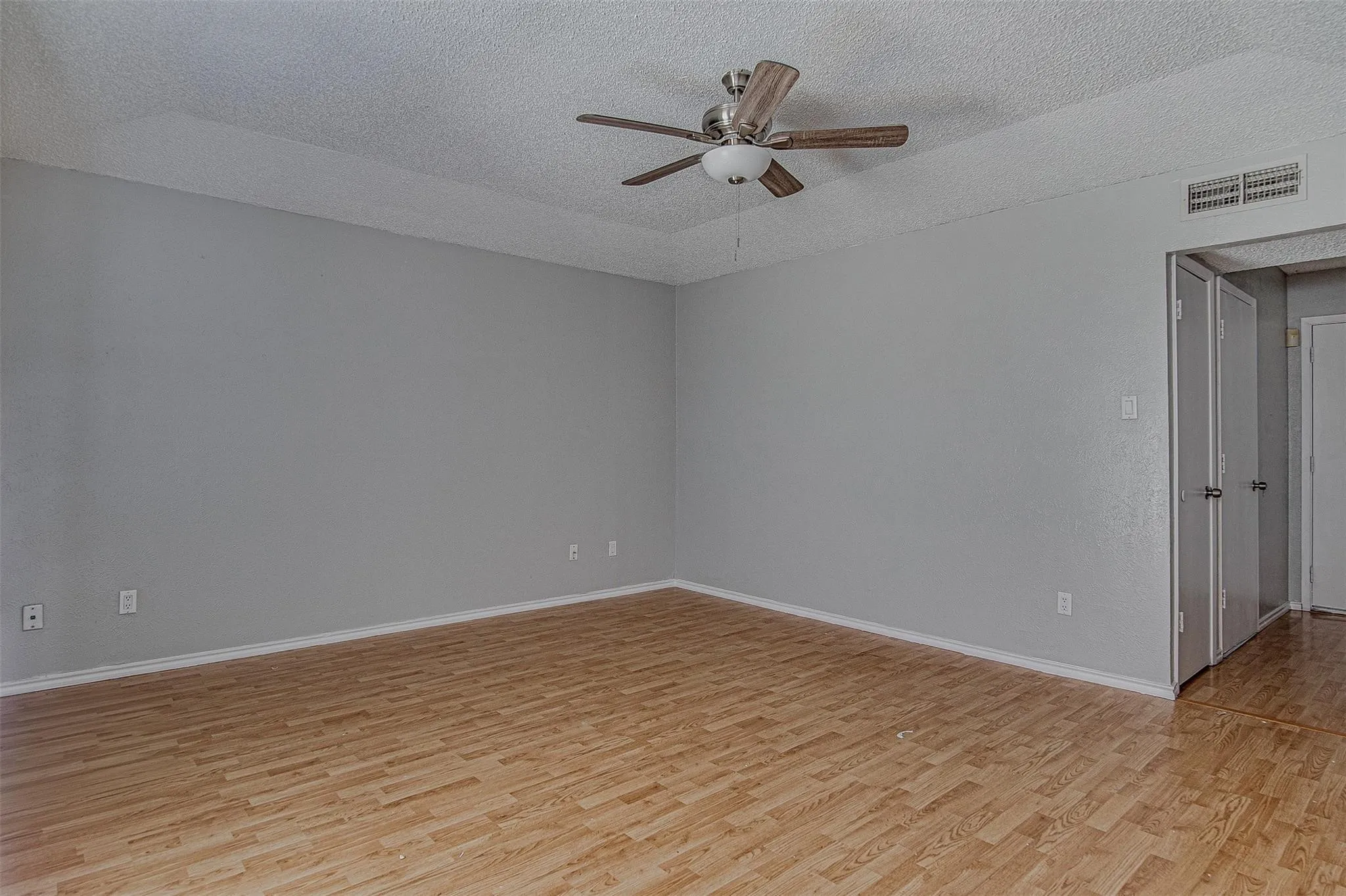 Single Family Residence For Rent in Johnson County , 833 Springhill Drive, Burleson, Texas 76028, 3 Bedroom, 2 Bathroom, Garage spaces, 1,362 Sqft, built in 1980, mls#21409744, Real Estate Agent in Burleson, Homes For Rent in Johnson county, Homes For Rent in Burleson, Realtor in Burleson Texas, Real Estate Brokerage Independent Realty Texas, Luminita Cordes Realtor