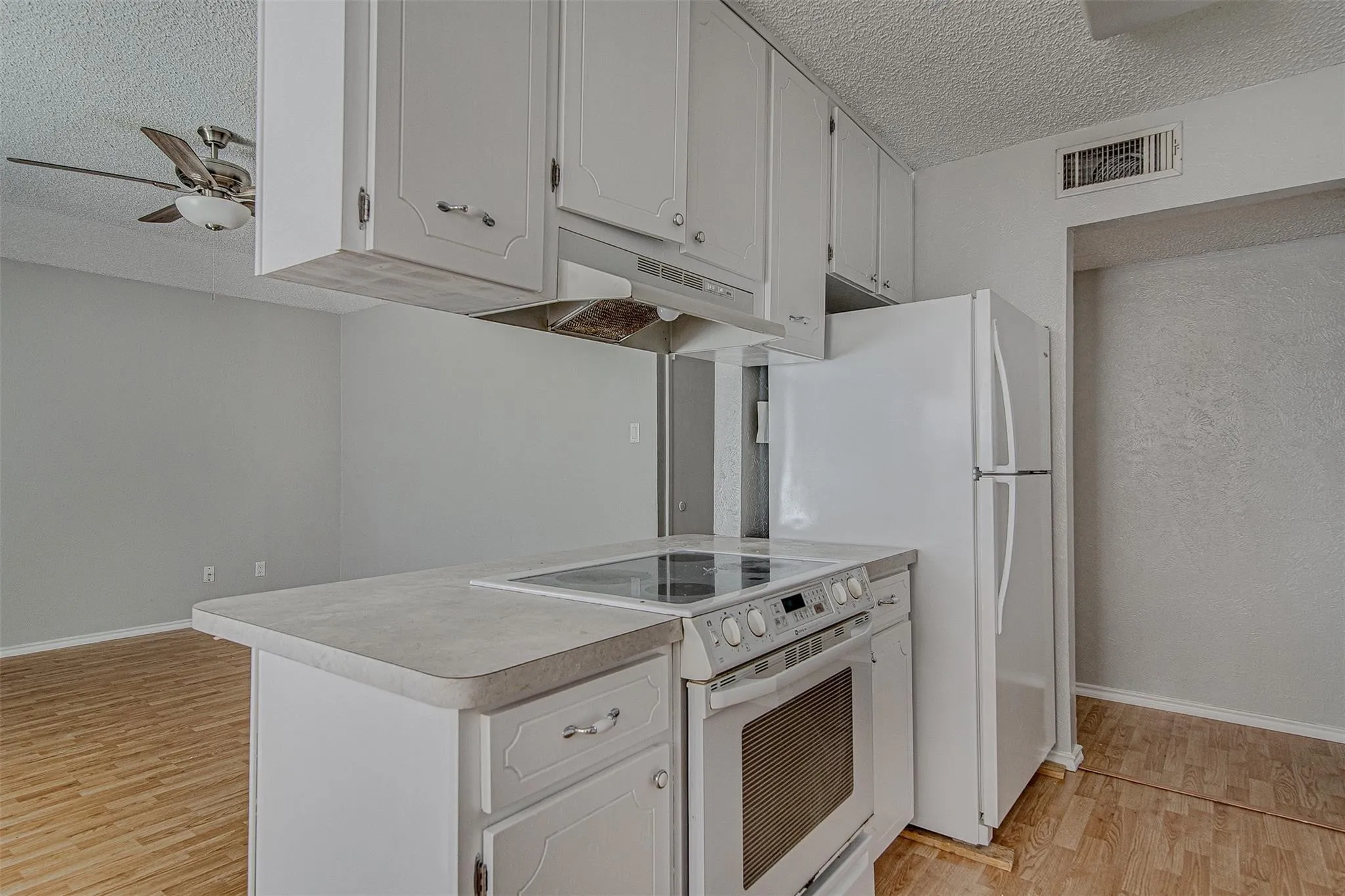Single Family Residence For Rent in Johnson County , 833 Springhill Drive, Burleson, Texas 76028, 3 Bedroom, 2 Bathroom, Garage spaces, 1,362 Sqft, built in 1980, mls#21409744, Real Estate Agent in Burleson, Homes For Rent in Johnson county, Homes For Rent in Burleson, Realtor in Burleson Texas, Real Estate Brokerage Independent Realty Texas, Luminita Cordes Realtor