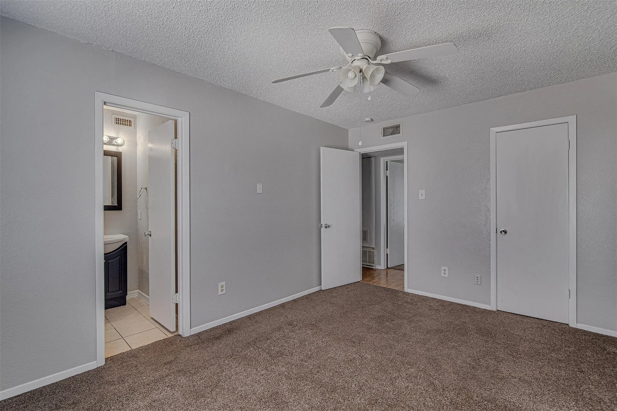 Single Family Residence For Rent in Johnson County , 833 Springhill Drive, Burleson, Texas 76028, 3 Bedroom, 2 Bathroom, Garage spaces, 1,362 Sqft, built in 1980, mls#21409744, Real Estate Agent in Burleson, Homes For Rent in Johnson county, Homes For Rent in Burleson, Realtor in Burleson Texas, Real Estate Brokerage Independent Realty Texas, Luminita Cordes Realtor