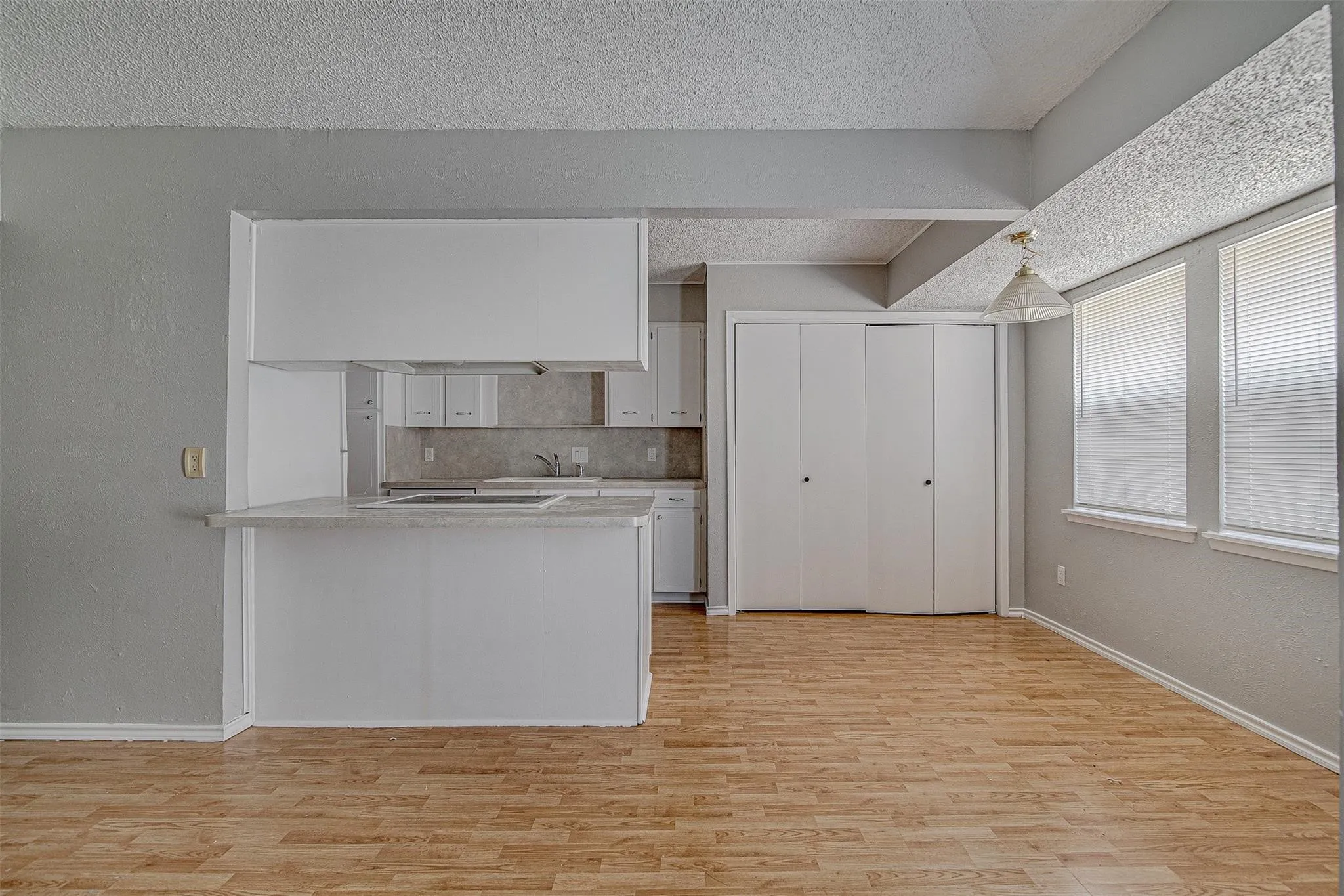 Single Family Residence For Rent in Johnson County , 833 Springhill Drive, Burleson, Texas 76028, 3 Bedroom, 2 Bathroom, Garage spaces, 1,362 Sqft, built in 1980, mls#21409744, Real Estate Agent in Burleson, Homes For Rent in Johnson county, Homes For Rent in Burleson, Realtor in Burleson Texas, Real Estate Brokerage Independent Realty Texas, Luminita Cordes Realtor