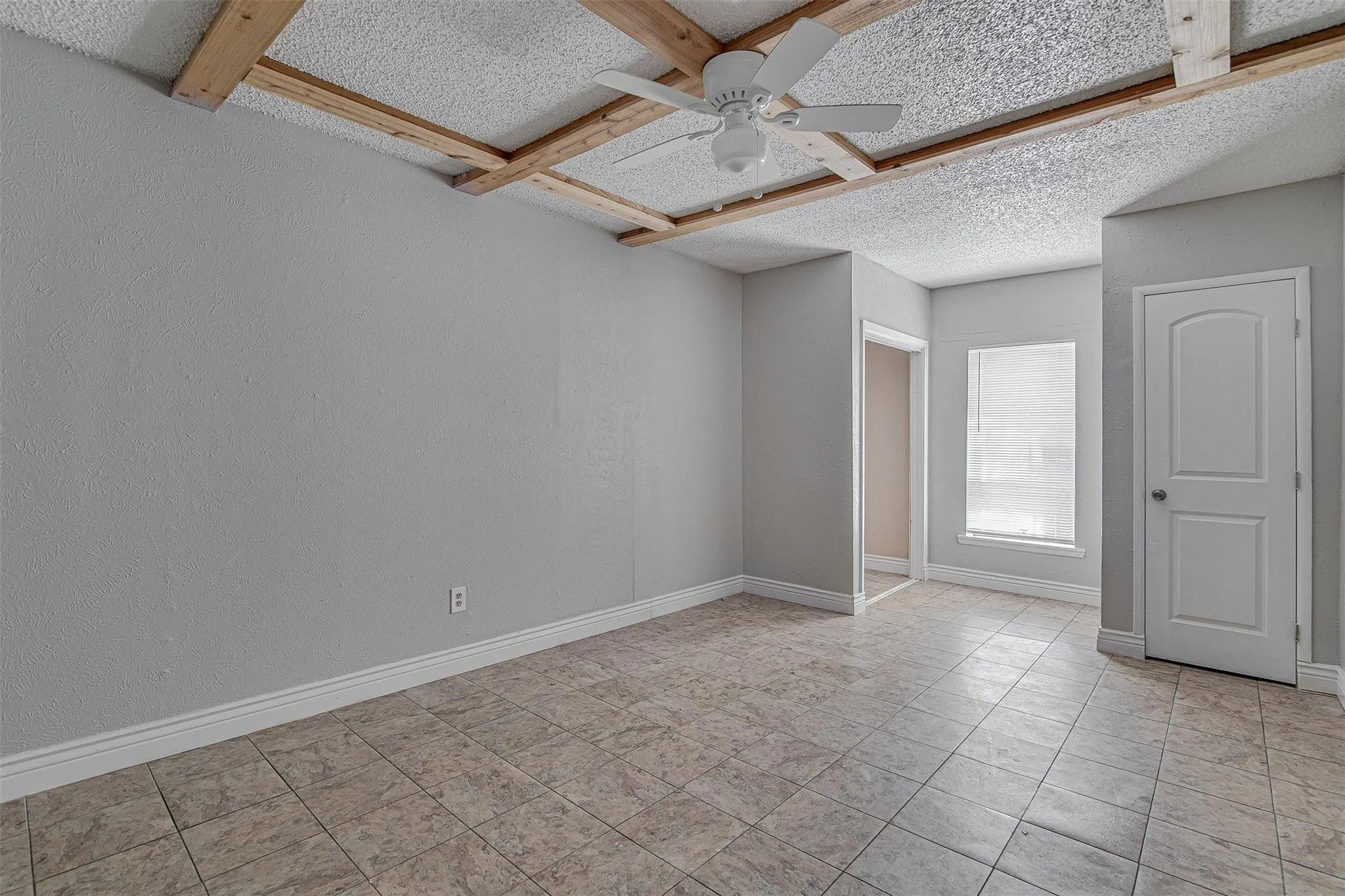 Single Family Residence For Rent in Johnson County , 833 Springhill Drive, Burleson, Texas 76028, 3 Bedroom, 2 Bathroom, Garage spaces, 1,362 Sqft, built in 1980, mls#21409744, Real Estate Agent in Burleson, Homes For Rent in Johnson county, Homes For Rent in Burleson, Realtor in Burleson Texas, Real Estate Brokerage Independent Realty Texas, Luminita Cordes Realtor