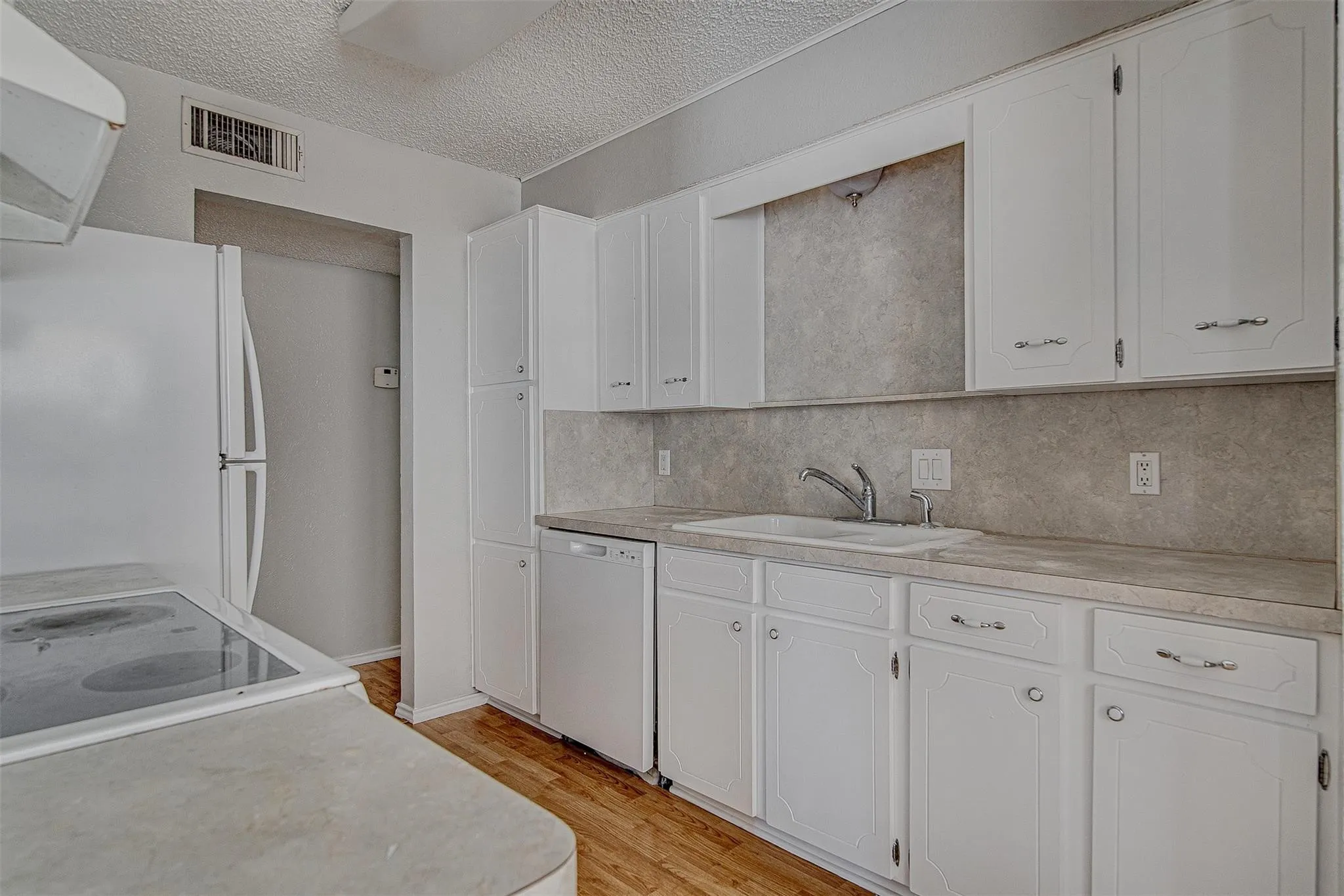 Single Family Residence For Rent in Johnson County , 833 Springhill Drive, Burleson, Texas 76028, 3 Bedroom, 2 Bathroom, Garage spaces, 1,362 Sqft, built in 1980, mls#21409744, Real Estate Agent in Burleson, Homes For Rent in Johnson county, Homes For Rent in Burleson, Realtor in Burleson Texas, Real Estate Brokerage Independent Realty Texas, Luminita Cordes Realtor