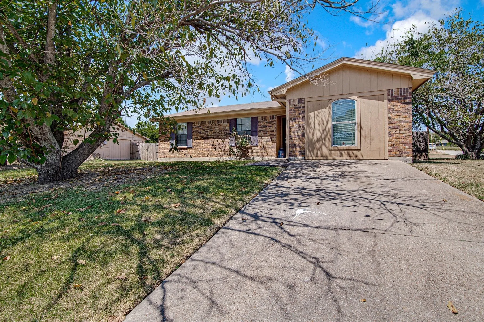 Single Family Residence For Rent in Johnson County , 833 Springhill Drive, Burleson, Texas 76028, 3 Bedroom, 2 Bathroom, Garage spaces, 1,362 Sqft, built in 1980, mls#21409744, Real Estate Agent in Burleson, Homes For Rent in Johnson county, Homes For Rent in Burleson, Realtor in Burleson Texas, Real Estate Brokerage Independent Realty Texas, Luminita Cordes Realtor