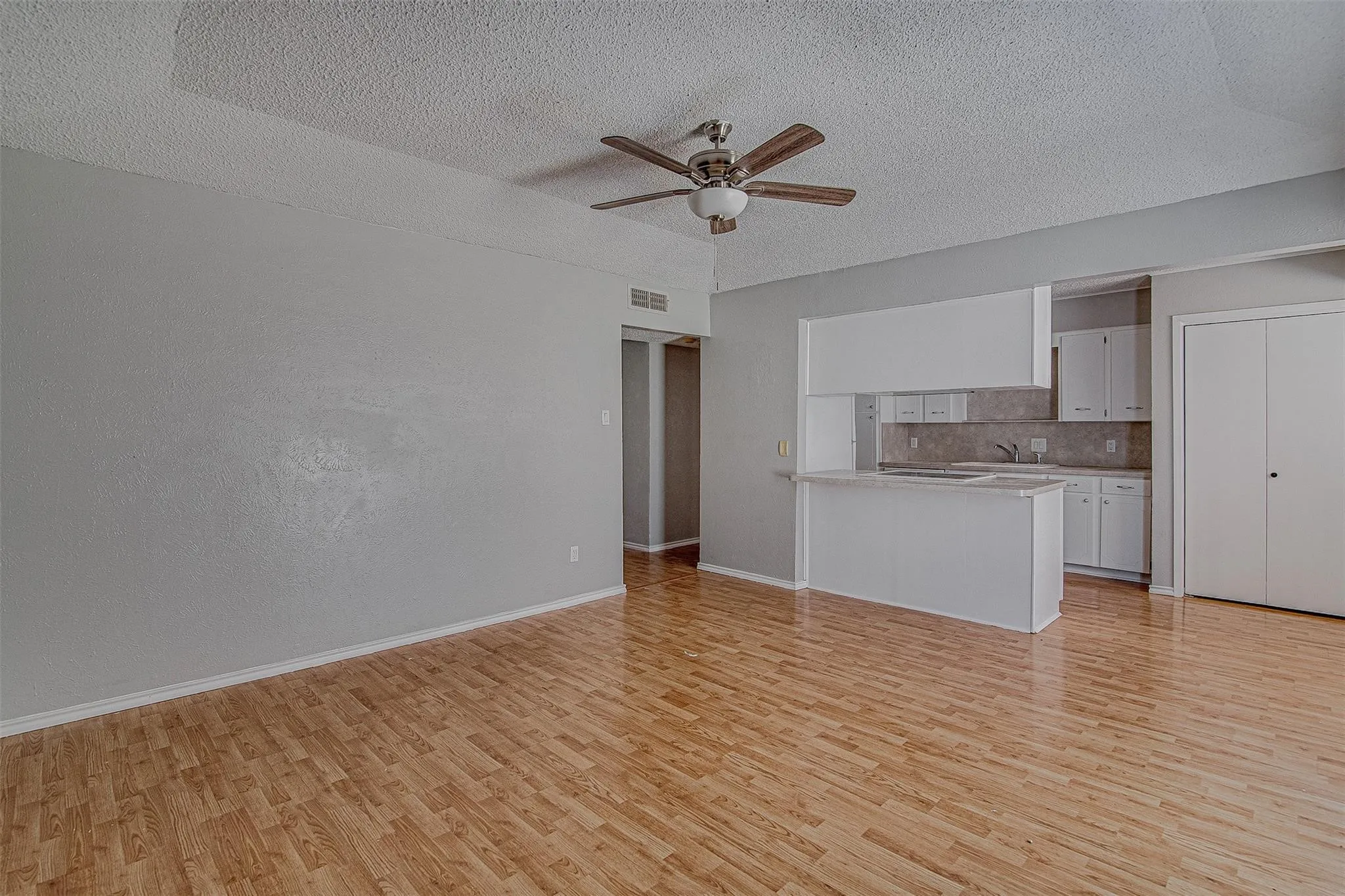 Single Family Residence For Rent in Johnson County , 833 Springhill Drive, Burleson, Texas 76028, 3 Bedroom, 2 Bathroom, Garage spaces, 1,362 Sqft, built in 1980, mls#21409744, Real Estate Agent in Burleson, Homes For Rent in Johnson county, Homes For Rent in Burleson, Realtor in Burleson Texas, Real Estate Brokerage Independent Realty Texas, Luminita Cordes Realtor