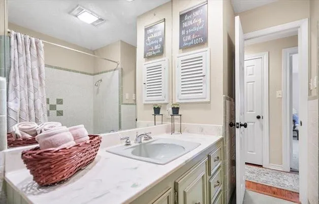Single Family Residence For Sale in Smith County , 406 Hideaway Central Lane, Hideaway, Texas 75771, 4 Bedroom, 3 Bathroom, 2 Garage spaces, 2,852 Sqft, built in 1973, mls#21409779, Real Estate Agent in Hideaway, Homes For Sale in Smith county, Homes For Sale in Hideaway, Realtor in Hideaway Texas, Real Estate Brokerage Independent Realty Texas, Luminita Cordes Realtor