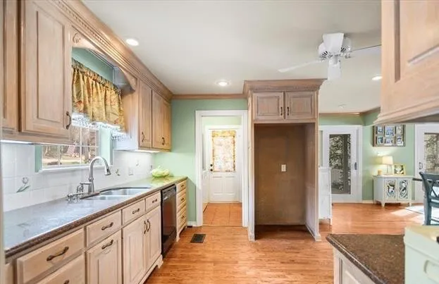 Single Family Residence For Sale in Smith County , 406 Hideaway Central Lane, Hideaway, Texas 75771, 4 Bedroom, 3 Bathroom, 2 Garage spaces, 2,852 Sqft, built in 1973, mls#21409779, Real Estate Agent in Hideaway, Homes For Sale in Smith county, Homes For Sale in Hideaway, Realtor in Hideaway Texas, Real Estate Brokerage Independent Realty Texas, Luminita Cordes Realtor