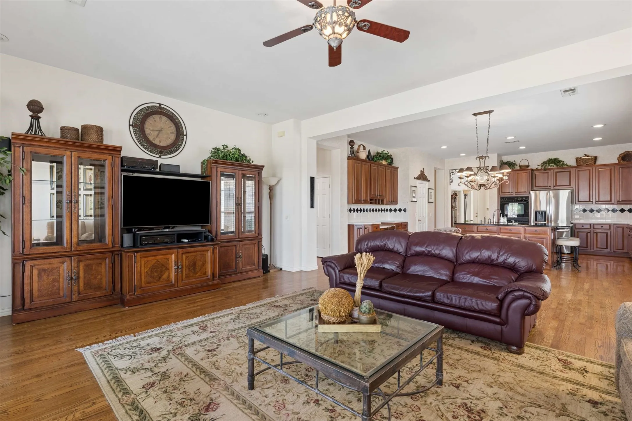 Single Family Residence For Sale in Collin County , 379 Southern Hills Drive, Fairview, Texas 75069, 3 Bedroom, 3 Bathroom, 3 Garage spaces, 2,888 Sqft, built in 2001, mls#21409817, Real Estate Agent in Fairview, Homes For Sale in Collin county, Homes For Sale in Fairview, Realtor in Fairview Texas, Real Estate Brokerage Independent Realty Texas, Luminita Cordes Realtor