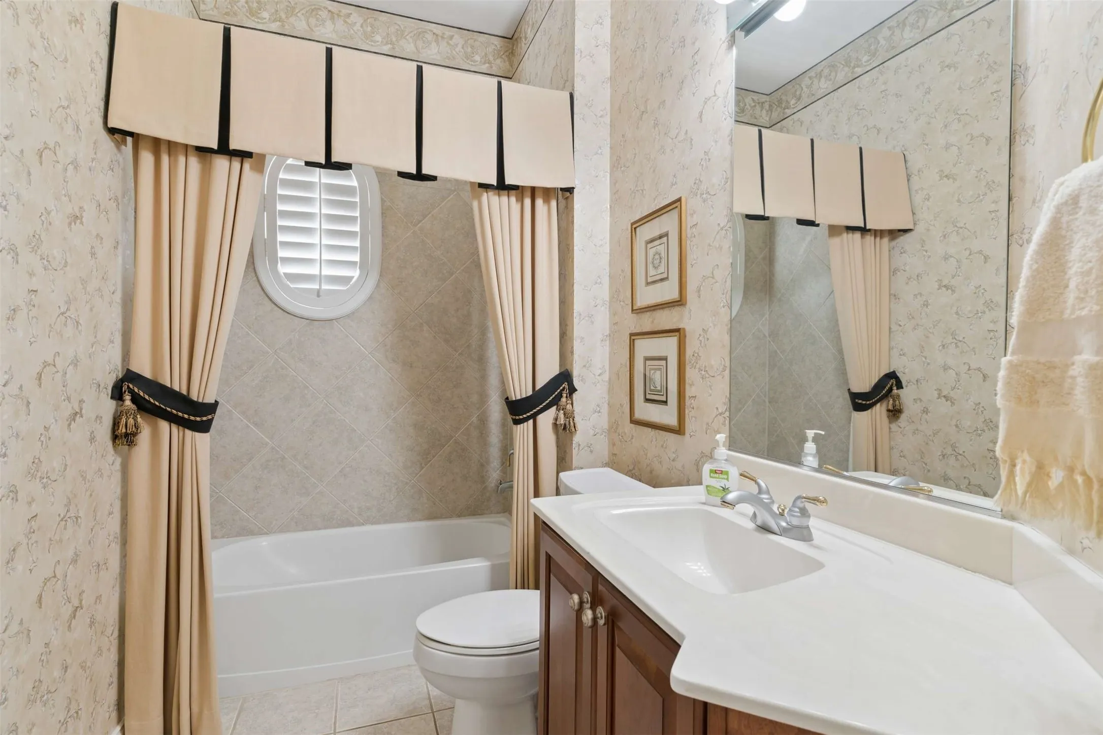 Single Family Residence For Sale in Collin County , 379 Southern Hills Drive, Fairview, Texas 75069, 3 Bedroom, 3 Bathroom, 3 Garage spaces, 2,888 Sqft, built in 2001, mls#21409817, Real Estate Agent in Fairview, Homes For Sale in Collin county, Homes For Sale in Fairview, Realtor in Fairview Texas, Real Estate Brokerage Independent Realty Texas, Luminita Cordes Realtor