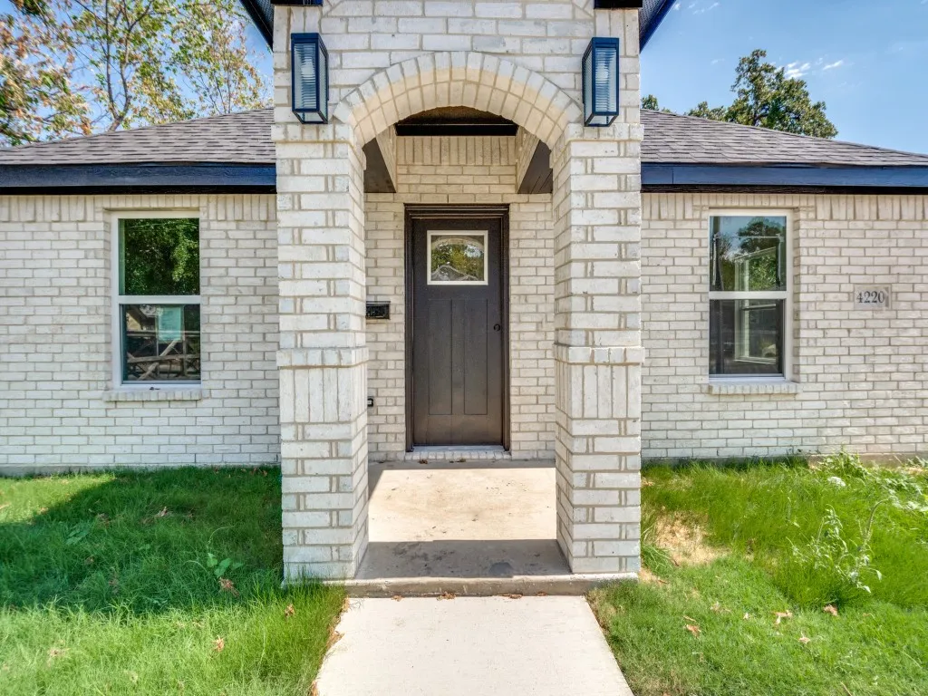 Single Family Residence For Rent in Dallas County , 4220 Hamilton Avenue, Dallas, Texas 75210, 4 Bedroom, 2 Bathroom, Garage spaces, 1,692 Sqft, built in 2023, mls#21409819, Real Estate Agent in Dallas, Homes For Rent in Dallas county, Homes For Rent in Dallas, Realtor in Dallas Texas, Real Estate Brokerage Independent Realty Texas, Luminita Cordes Realtor
