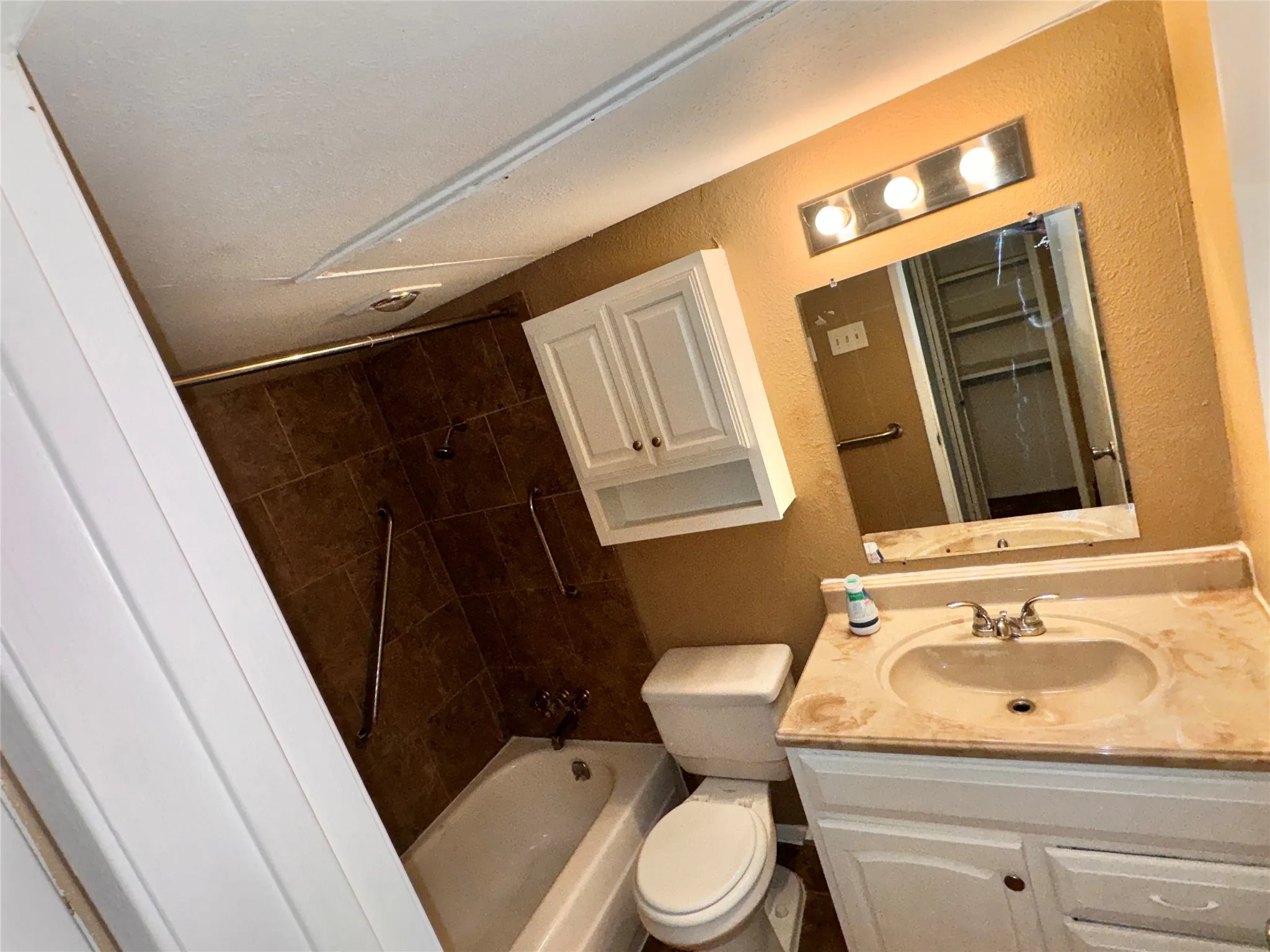 Single Family Residence For Rent in Dallas County , 116 Cambridge Drive, Cedar Hill, Texas 75104, 3 Bedroom, 2 Bathroom, 1 Garage spaces, 1,260 Sqft, built in 1970, mls#21409821, Real Estate Agent in Cedar Hill, Homes For Rent in Dallas county, Homes For Rent in Cedar Hill, Realtor in Cedar Hill Texas, Real Estate Brokerage Independent Realty Texas, Luminita Cordes Realtor