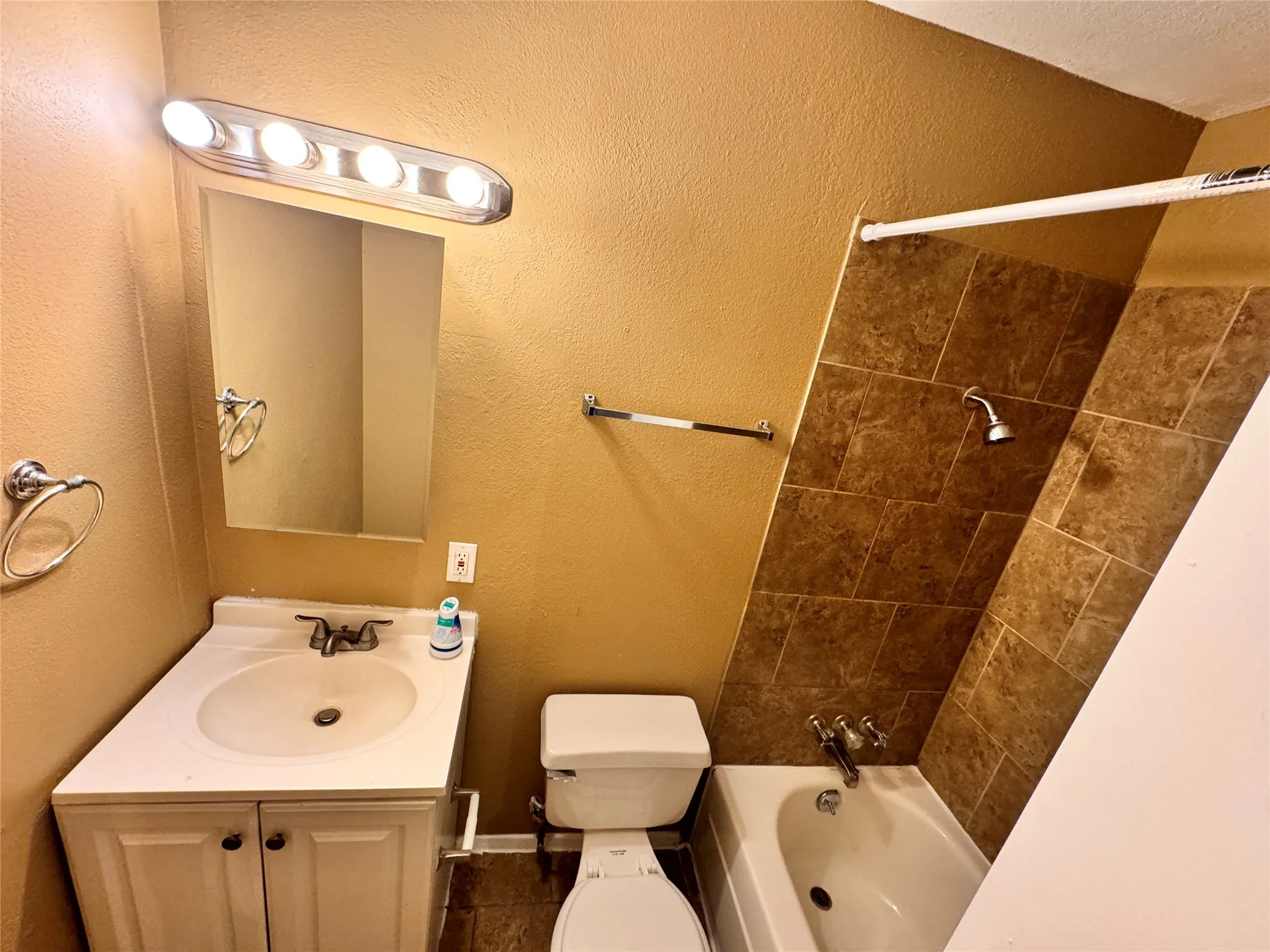 Single Family Residence For Rent in Dallas County , 116 Cambridge Drive, Cedar Hill, Texas 75104, 3 Bedroom, 2 Bathroom, 1 Garage spaces, 1,260 Sqft, built in 1970, mls#21409821, Real Estate Agent in Cedar Hill, Homes For Rent in Dallas county, Homes For Rent in Cedar Hill, Realtor in Cedar Hill Texas, Real Estate Brokerage Independent Realty Texas, Luminita Cordes Realtor
