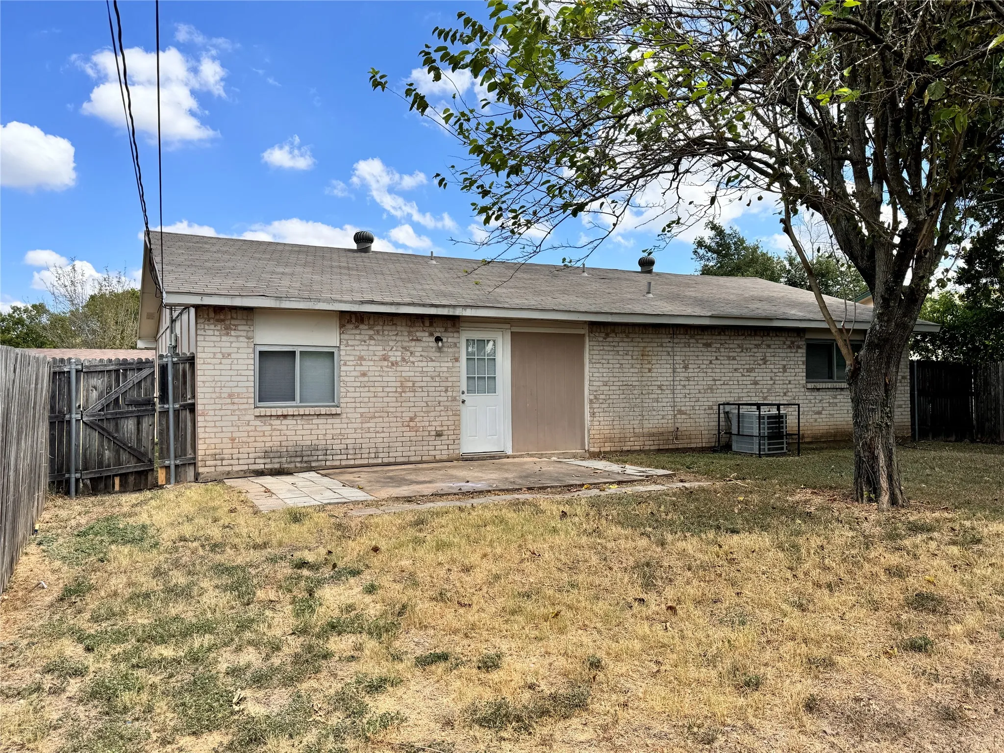 Single Family Residence For Rent in Dallas County , 116 Cambridge Drive, Cedar Hill, Texas 75104, 3 Bedroom, 2 Bathroom, 1 Garage spaces, 1,260 Sqft, built in 1970, mls#21409821, Real Estate Agent in Cedar Hill, Homes For Rent in Dallas county, Homes For Rent in Cedar Hill, Realtor in Cedar Hill Texas, Real Estate Brokerage Independent Realty Texas, Luminita Cordes Realtor