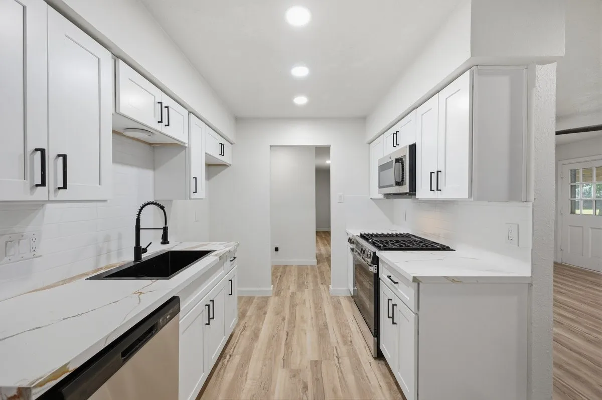 Single Family Residence For Sale in Dallas County , 203 Evelyn Street, De Soto, Texas 75115, 4 Bedroom, 3 Bathroom, Garage spaces, 2,226 Sqft, built in 1968, mls#21409735, Real Estate Agent in De Soto, Homes For Sale in Dallas county, Homes For Sale in De Soto, Realtor in De Soto Texas, Real Estate Brokerage Independent Realty Texas, Luminita Cordes Realtor