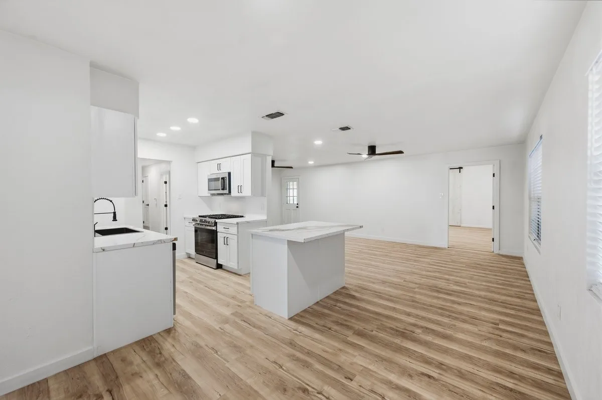 Single Family Residence For Sale in Dallas County , 203 Evelyn Street, De Soto, Texas 75115, 4 Bedroom, 3 Bathroom, Garage spaces, 2,226 Sqft, built in 1968, mls#21409735, Real Estate Agent in De Soto, Homes For Sale in Dallas county, Homes For Sale in De Soto, Realtor in De Soto Texas, Real Estate Brokerage Independent Realty Texas, Luminita Cordes Realtor