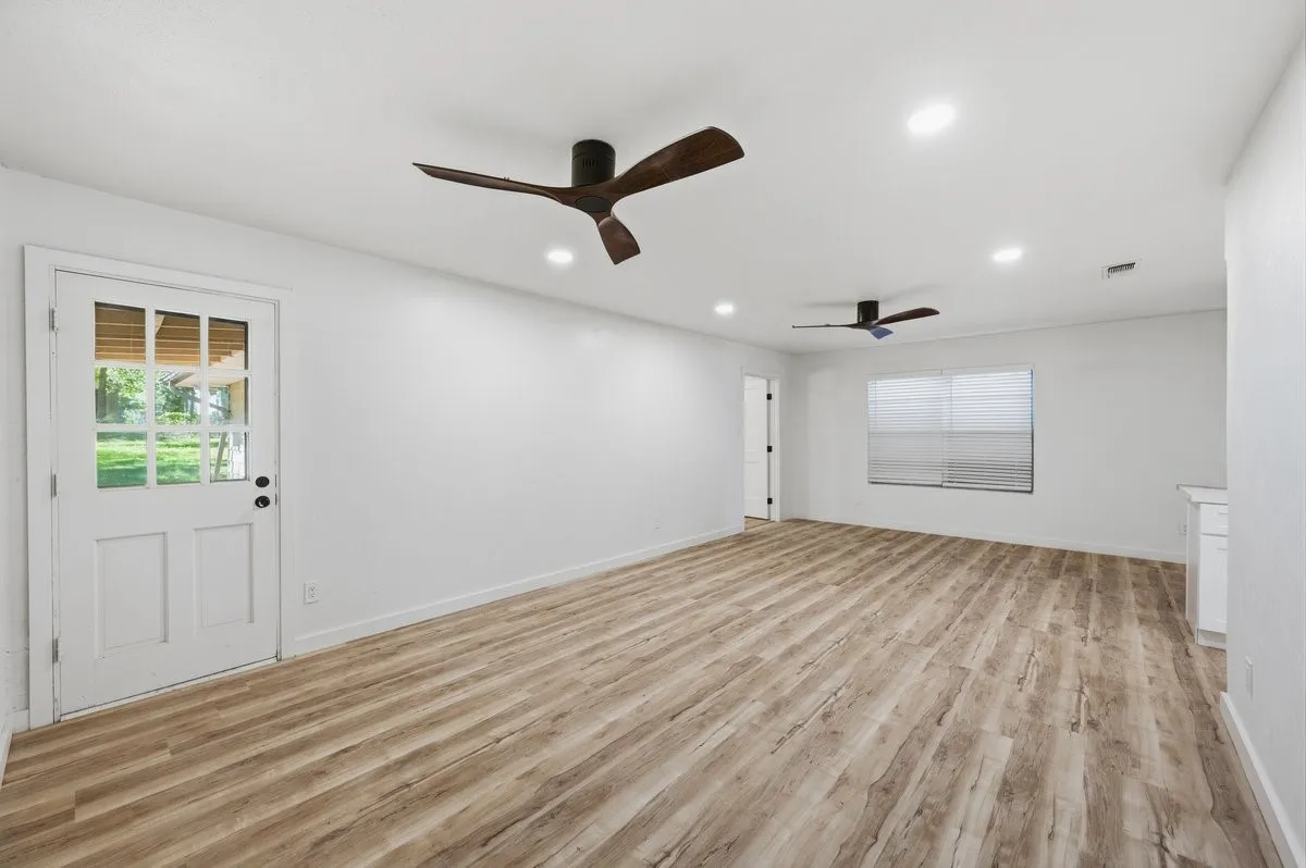 Single Family Residence For Sale in Dallas County , 203 Evelyn Street, De Soto, Texas 75115, 4 Bedroom, 3 Bathroom, Garage spaces, 2,226 Sqft, built in 1968, mls#21409735, Real Estate Agent in De Soto, Homes For Sale in Dallas county, Homes For Sale in De Soto, Realtor in De Soto Texas, Real Estate Brokerage Independent Realty Texas, Luminita Cordes Realtor