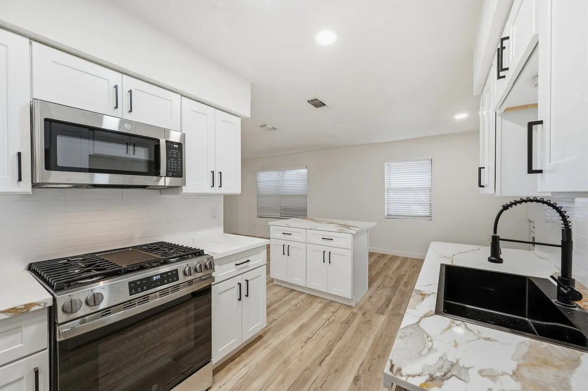 Single Family Residence For Sale in Dallas County , 203 Evelyn Street, De Soto, Texas 75115, 4 Bedroom, 3 Bathroom, Garage spaces, 2,226 Sqft, built in 1968, mls#21409735, Real Estate Agent in De Soto, Homes For Sale in Dallas county, Homes For Sale in De Soto, Realtor in De Soto Texas, Real Estate Brokerage Independent Realty Texas, Luminita Cordes Realtor
