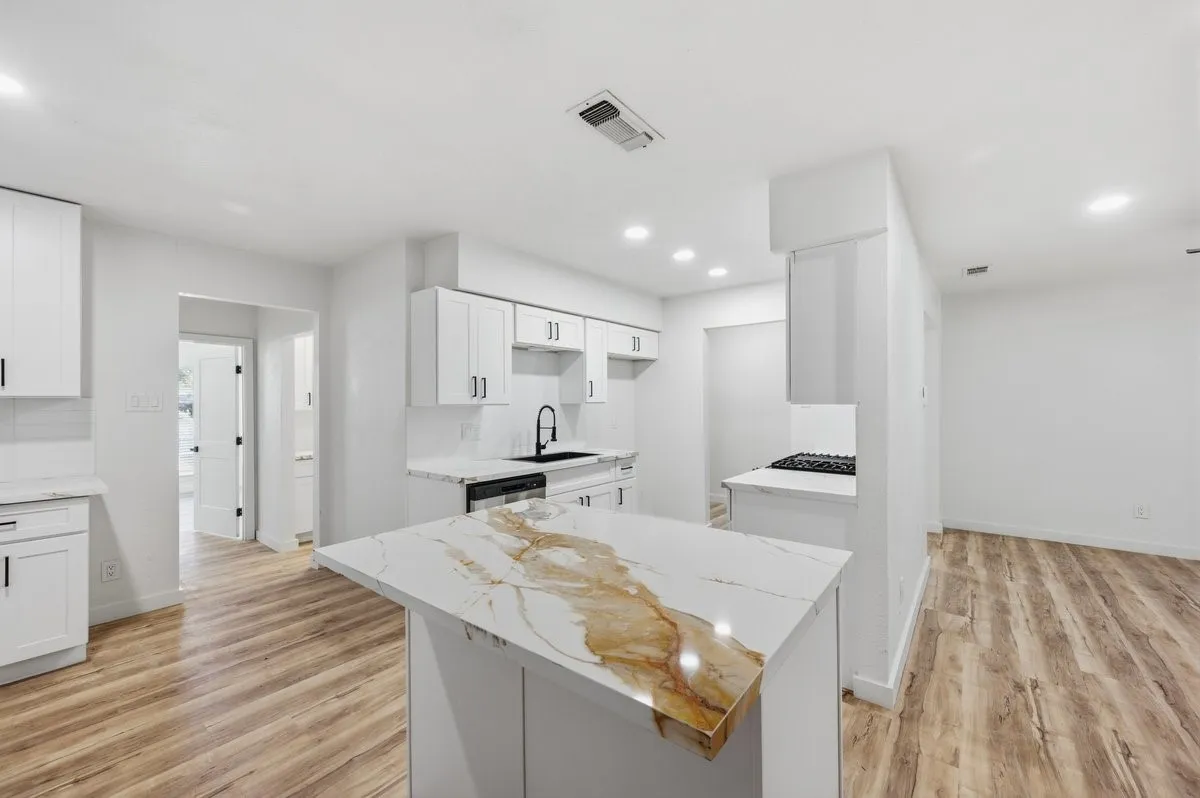 Single Family Residence For Sale in Dallas County , 203 Evelyn Street, De Soto, Texas 75115, 4 Bedroom, 3 Bathroom, Garage spaces, 2,226 Sqft, built in 1968, mls#21409735, Real Estate Agent in De Soto, Homes For Sale in Dallas county, Homes For Sale in De Soto, Realtor in De Soto Texas, Real Estate Brokerage Independent Realty Texas, Luminita Cordes Realtor